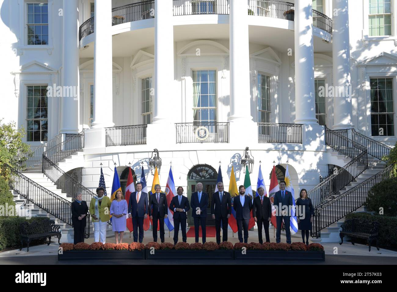 US-Präsident Joe Biden zusammen mit (R-L ) Premierminister Justin Trudeau von Kanada, Präsident Gabriel Boric von Chile, Präsident Gustavo Petro von Kolumbien, Präsident Luis Abinader von der Dominikanischen Republik, Präsident Rodrigo Chaves Robles von Costa Rica, Präsident Guillermo Lasso von Ecuador, Präsident Dina Boluarte von Peru, Präsident Luis Lacalle Pou von Uruguay, Außenministerin von Mexiko Alicia Bárcena und Außenministerin von Panama Janaina Tewaney; nimmt am Familienfoto der Führer der westlichen Hemisphäre am 3. November 2023 im südlichen Portico/Weißen Haus in Washington D Teil Stockfoto