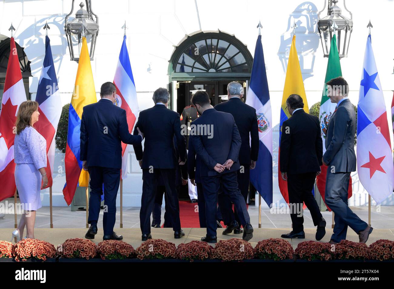 US-Präsident Joe Biden zusammen mit (R-L ) Premierminister Justin Trudeau von Kanada, Präsident Gabriel Boric von Chile, Präsident Gustavo Petro von Kolumbien, Präsident Luis Abinader von der Dominikanischen Republik, Präsident Rodrigo Chaves Robles von Costa Rica, Präsident Guillermo Lasso von Ecuador, Präsident Dina Boluarte von Peru, Präsident Luis Lacalle Pou von Uruguay, Außenministerin von Mexiko Alicia Bárcena und Außenministerin von Panama Janaina Tewaney; nimmt am Familienfoto der Führer der westlichen Hemisphäre am 3. November 2023 im südlichen Portico/Weißen Haus in Washington D Teil Stockfoto