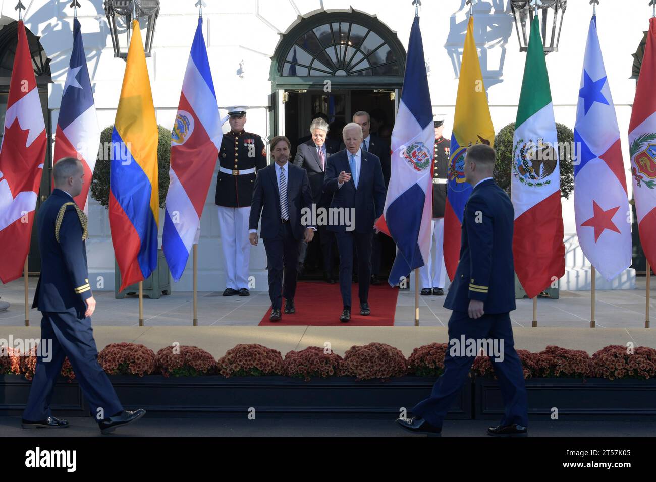 US-Präsident Joe Biden zusammen mit (R-L ) Premierminister Justin Trudeau von Kanada, Präsident Gabriel Boric von Chile, Präsident Gustavo Petro von Kolumbien, Präsident Luis Abinader von der Dominikanischen Republik, Präsident Rodrigo Chaves Robles von Costa Rica, Präsident Guillermo Lasso von Ecuador, Präsident Dina Boluarte von Peru, Präsident Luis Lacalle Pou von Uruguay, Außenministerin von Mexiko Alicia Bárcena und Außenministerin von Panama Janaina Tewaney; nimmt am Familienfoto der Führer der westlichen Hemisphäre am 3. November 2023 im südlichen Portico/Weißen Haus in Washington D Teil Stockfoto