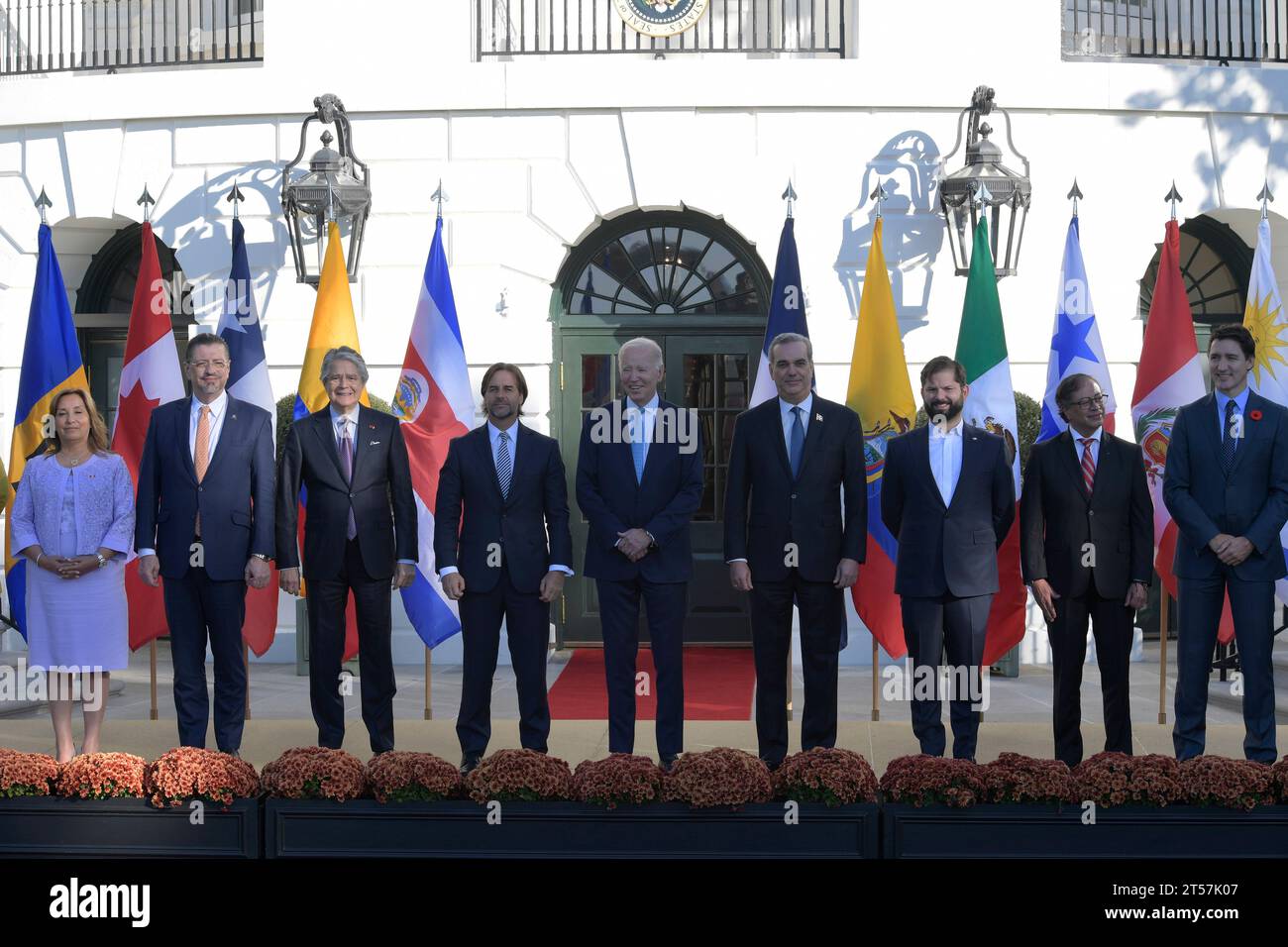 US-Präsident Joe Biden zusammen mit (R-L ) Premierminister Justin Trudeau von Kanada, Präsident Gabriel Boric von Chile, Präsident Gustavo Petro von Kolumbien, Präsident Luis Abinader von der Dominikanischen Republik, Präsident Rodrigo Chaves Robles von Costa Rica, Präsident Guillermo Lasso von Ecuador, Präsident Dina Boluarte von Peru, Präsident Luis Lacalle Pou von Uruguay, Außenministerin von Mexiko Alicia Bárcena und Außenministerin von Panama Janaina Tewaney; nimmt am Familienfoto der Führer der westlichen Hemisphäre am 3. November 2023 im südlichen Portico/Weißen Haus in Washington D Teil Stockfoto