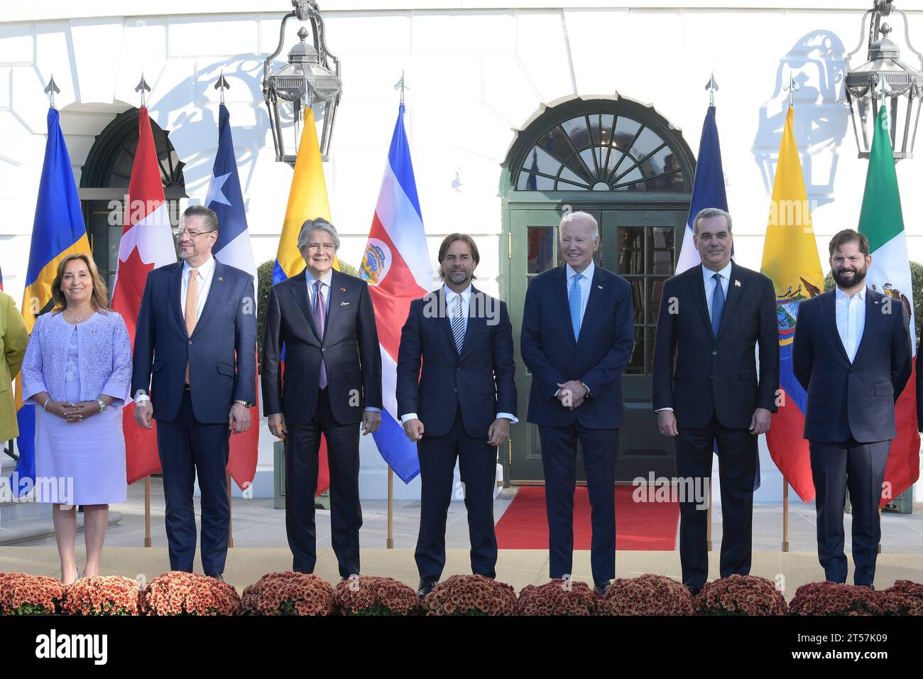 US-Präsident Joe Biden zusammen mit (R-L ) Premierminister Justin Trudeau von Kanada, Präsident Gabriel Boric von Chile, Präsident Gustavo Petro von Kolumbien, Präsident Luis Abinader von der Dominikanischen Republik, Präsident Rodrigo Chaves Robles von Costa Rica, Präsident Guillermo Lasso von Ecuador, Präsident Dina Boluarte von Peru, Präsident Luis Lacalle Pou von Uruguay, Außenministerin von Mexiko Alicia Bárcena und Außenministerin von Panama Janaina Tewaney; nimmt am Familienfoto der Führer der westlichen Hemisphäre am 3. November 2023 im südlichen Portico/Weißen Haus in Washington D Teil Stockfoto
