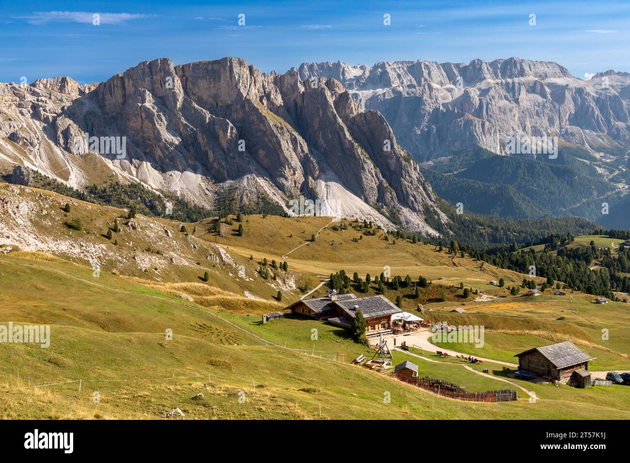 Hütten auf dem Seceda-Berg vor der CIR-Gruppe, Gröden, Südtirol Stockfoto