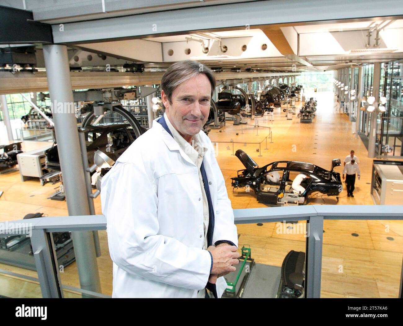 16.08.2011, Deutschland, Sachsen, Dresden, auf dem Foto Porträt des Schauspielers Helmut Zierl, hier fotografiert während der Besichtigung der Gläsernen Manufaktur von Volkswagen auf dem Straßburger Platz *** 16 08 2011, Germany, Sachsen, Dresden, über das Fotoporträt des Schauspielers Helmut Zierl, fotografiert hier während der Tour durch die Volkswagen Transparent Factory am Strassburger Platz Credit: Imago/Alamy Live News Stockfoto