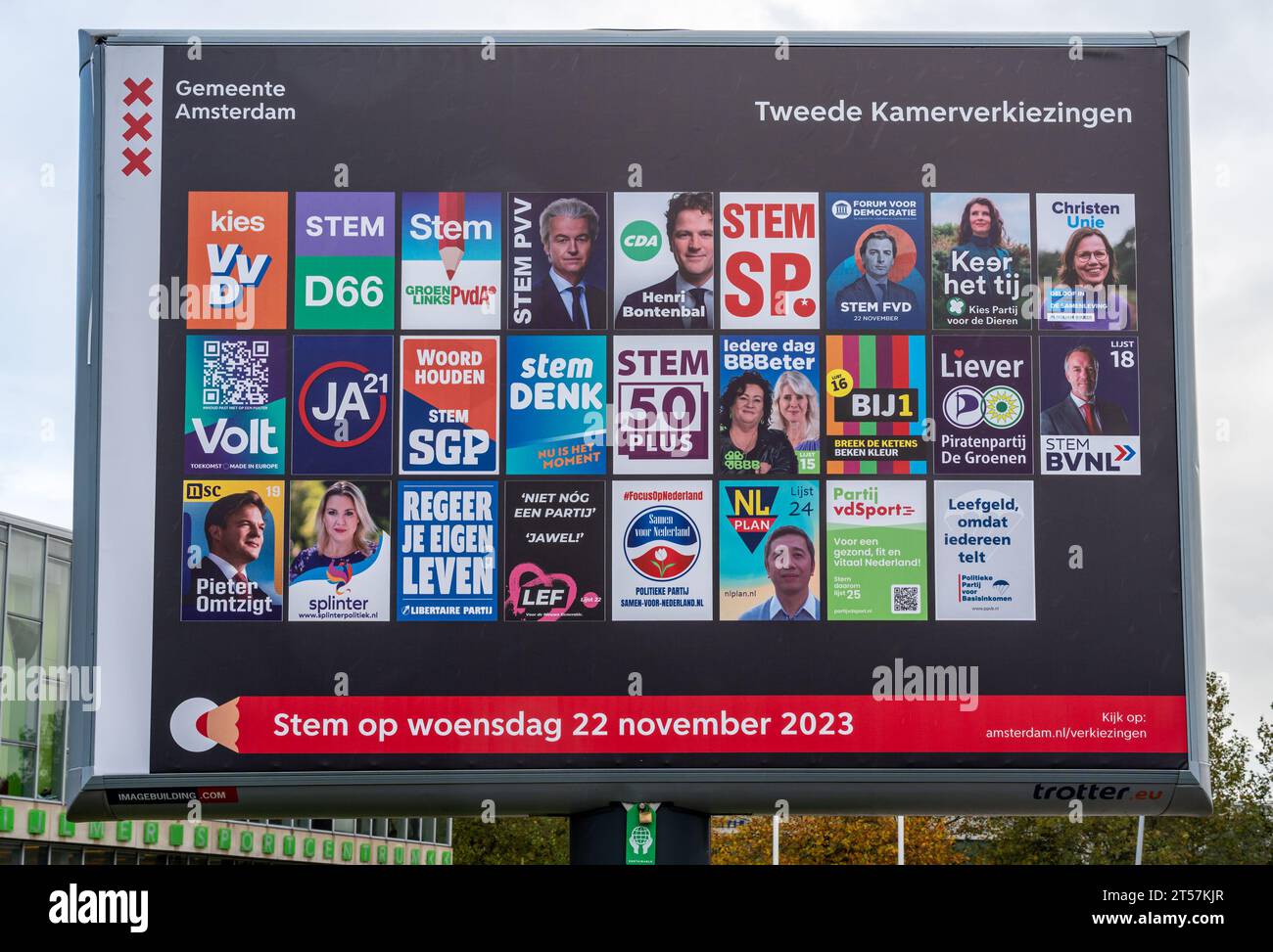 Amsterdam, Niederlande, 03.11.2023, Billboard mit politischen Parteien, die an den bevorstehenden niederländischen Wahlen zum Repräsentantenhaus teilnehmen Stockfoto