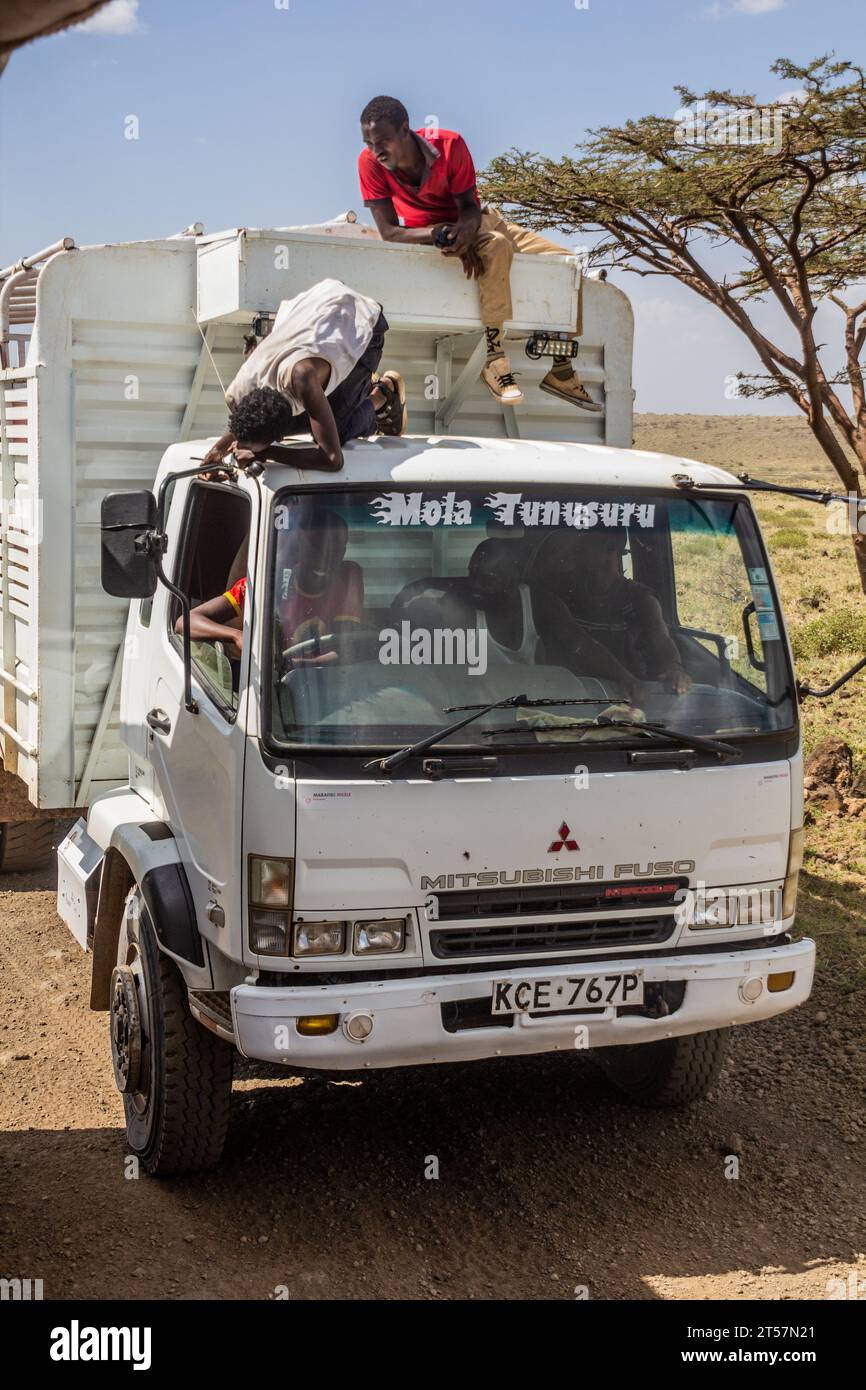 MARSABIT, KENIA - 11. FEBRUAR 2020: Lkw auf einer Staubstraße in der Nähe von Marsabit Town, Kenia Stockfoto