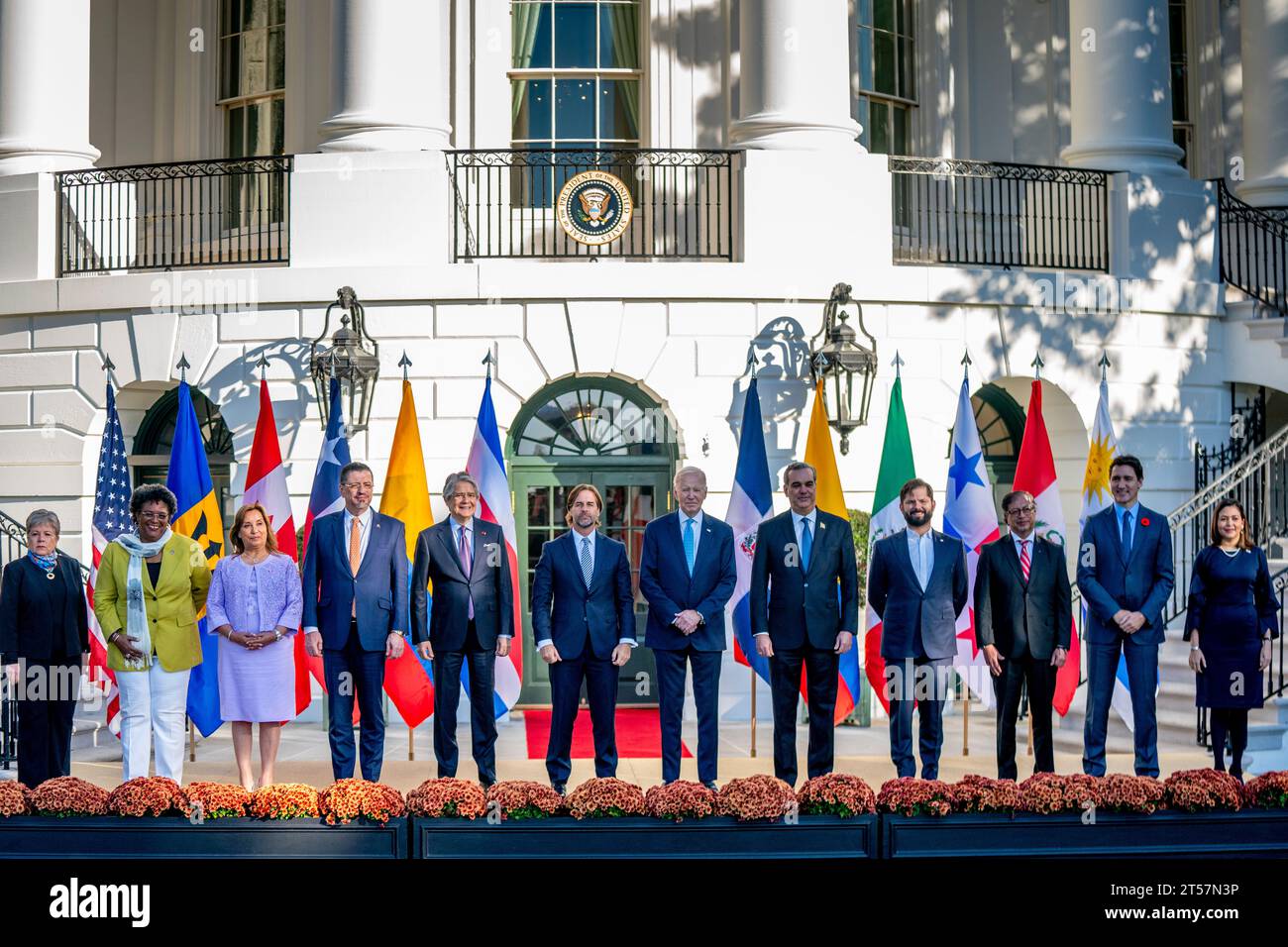 US-Präsident Joe Biden (6-R), mexikanische Außenministerin Alicia Barcena (L), Barbados-Premierministerin Mia Amor Mottley (2-L), Peru-Präsidentin Dina Boluarte (3-L), Costa Rica-Präsident Rodrigo Chaves Robles (4-L), Ecuador Guillermo Lasso (5-L), Uruguay-Präsident Luis Lacalle Pou (6-L), der Präsident der Dominikanischen Republik Luis Abinader (5-R), der chilenische Präsident Gabriel Boric (4-R), der Präsident von Kolumbien Gustavo Petro (3-R), der kanadische Premierminister Justin Trudeau (2-L) und die Außenministerin von Panama Janaina Tewaney Mencomo nehmen am Familienfoto bei der Amtsantrittsfeier Teil Stockfoto