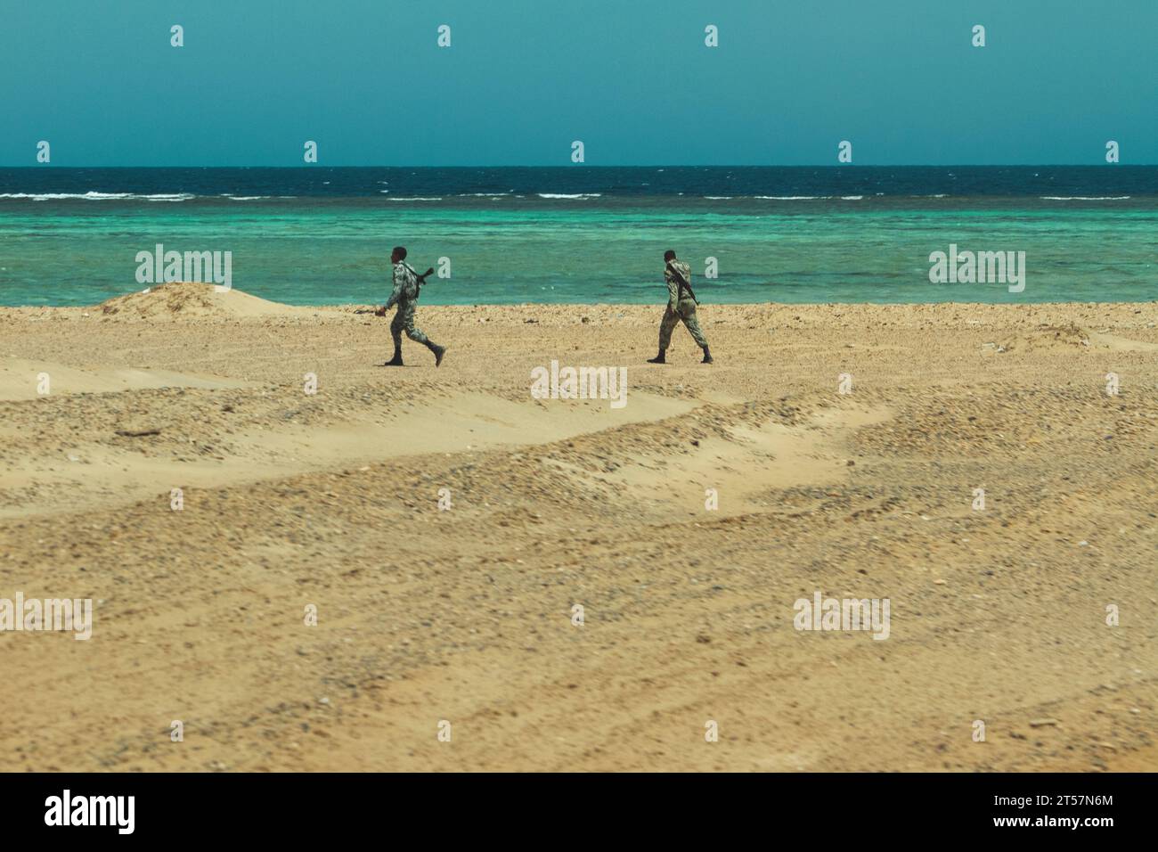 Arabische Soldaten rennen durch die Wüste Stockfoto