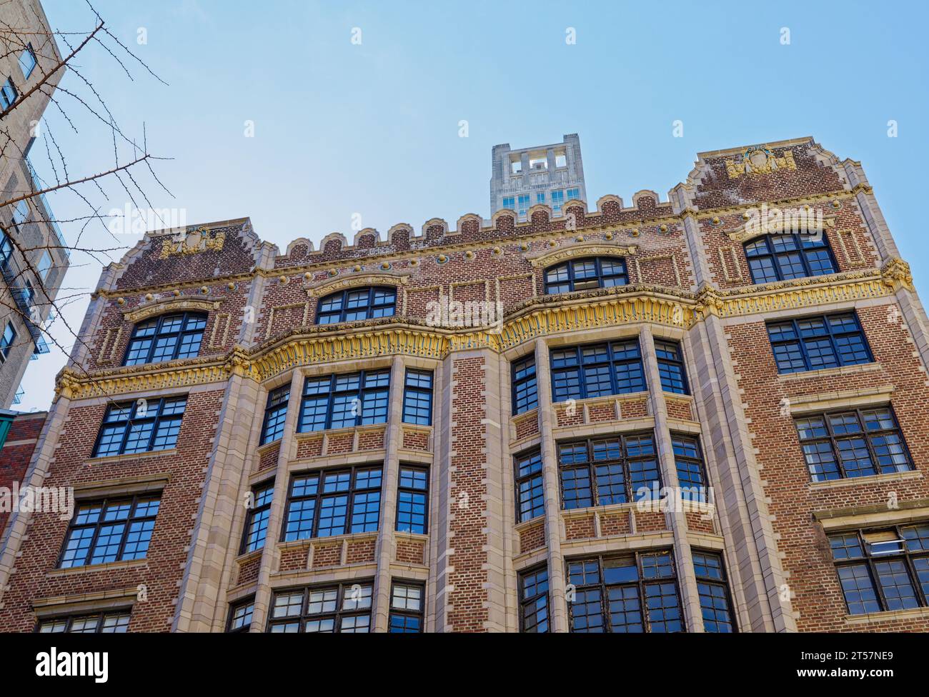 40 East 62nd Street ist ein Wahrzeichen des Apartmentgebäudes von 1911, entworfen von Albert Joseph Bodker mit farbenfroher Terrakotta im neomittelalterlichen Stil. Stockfoto