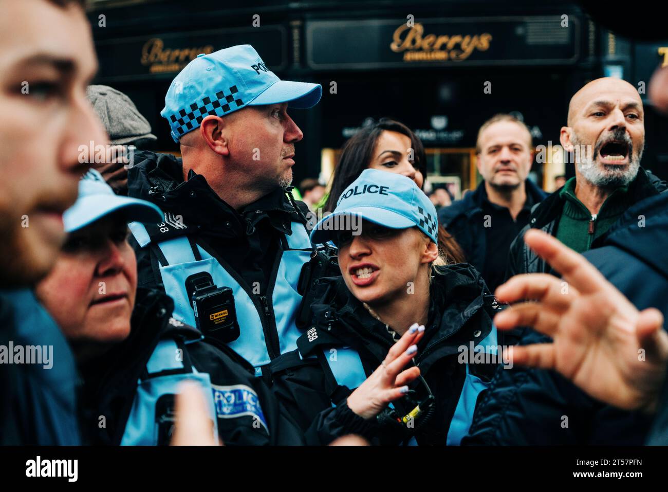 Newcastle upon Tyne, England, Großbritannien - 28. Oktober 2023. Britische Polizisten in Uniform arbeiten bei einem pro-Palästina-Marsch für die Waffenruhe am Grey's Monument. Stockfoto