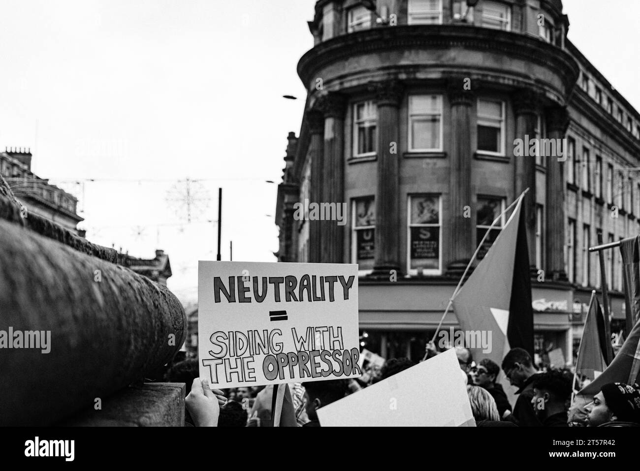 Der Demonstrant hält das handgemachte Schild „Neutralität = Seite mit dem Unterdrücker“ am Grey's Monument hoch. Newcastle upon Tyne, England, Großbritannien - 28. Oktober 2023 Stockfoto