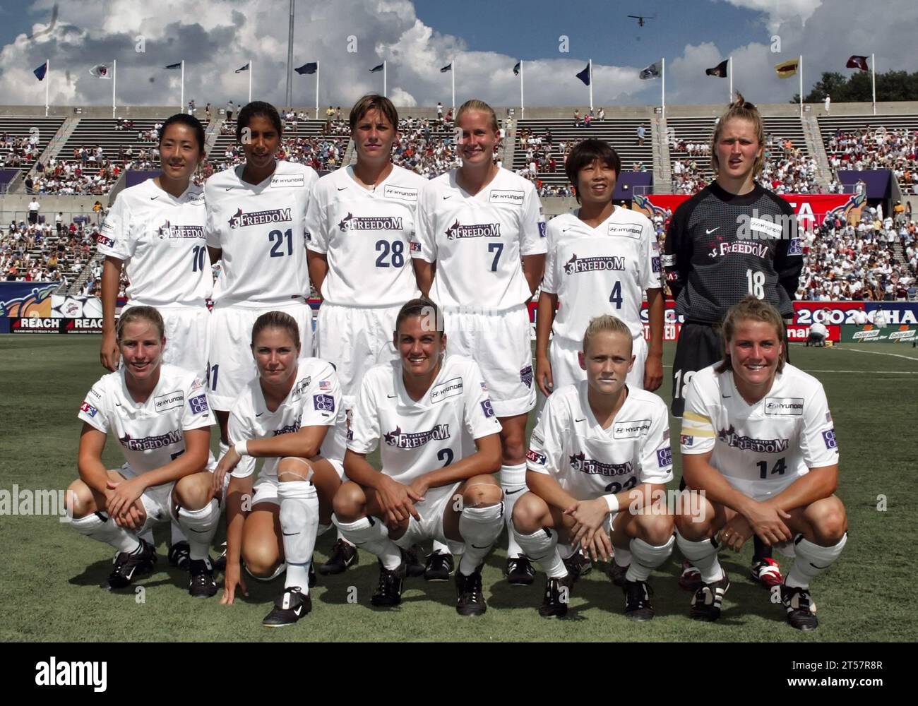 Die Washington Freedom posieren für ein Teamfoto vor dem Finale des WUSA Founders Cup, am 24. August 2002 in Atlanta Stockfoto