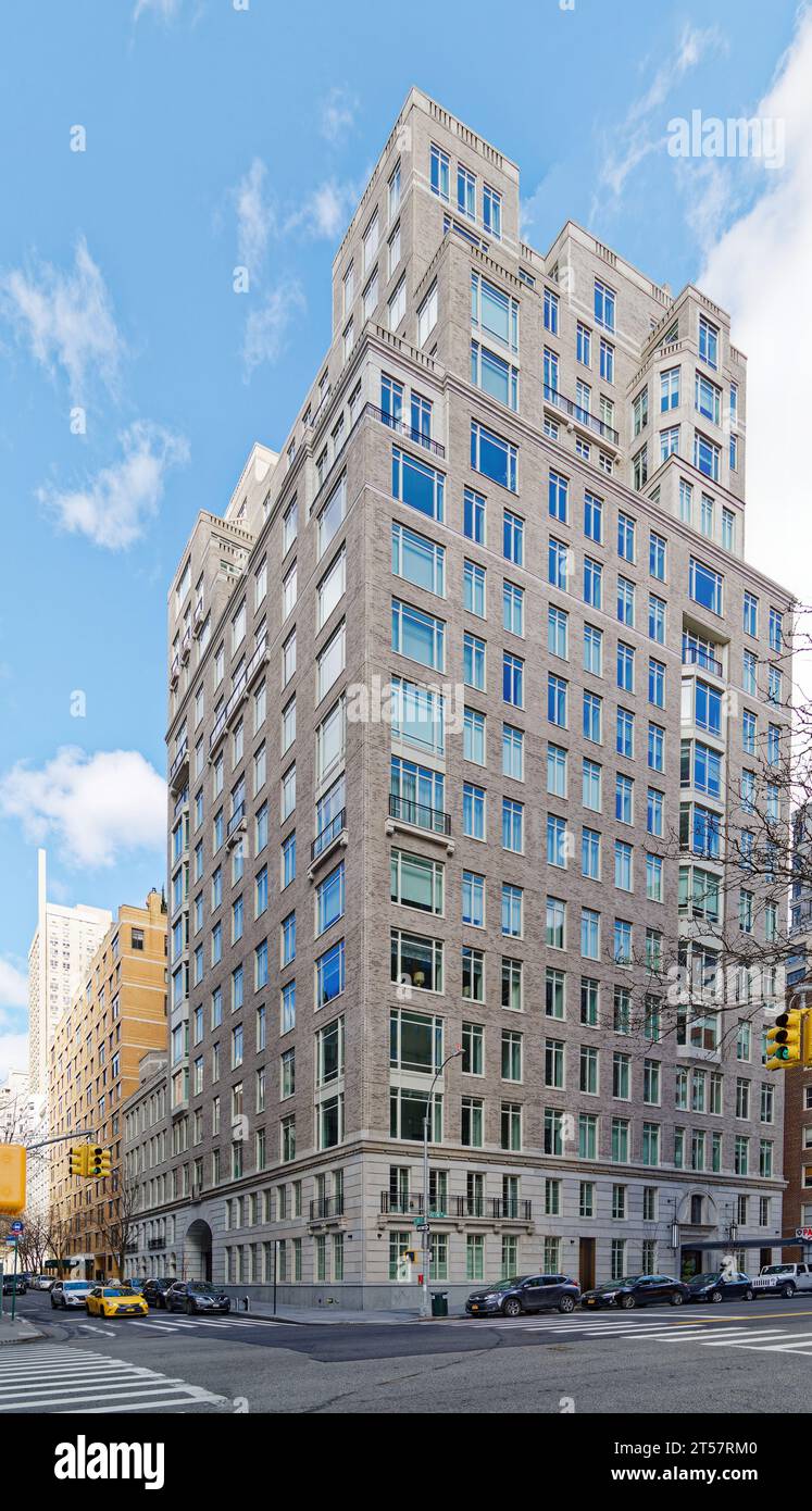 Robert A.M. Stern entwarf die 20 East End Avenue im New Classical-Stil mit einem zweistöckigen Kalksteinsockel und einem eingezäunten porte-cochère. Stockfoto