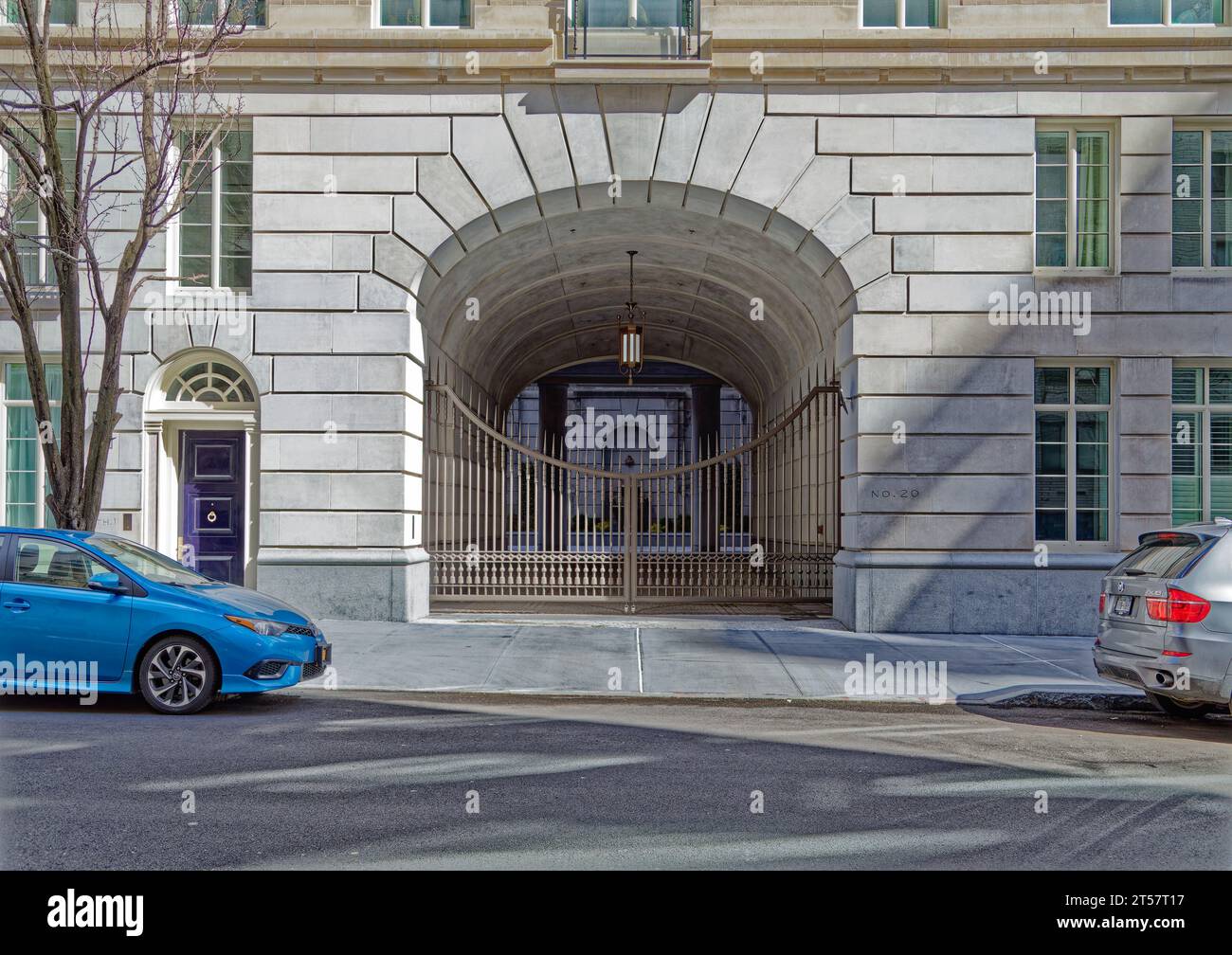 Robert A.M. Stern entwarf die 20 East End Avenue im New Classical-Stil mit einem zweistöckigen Kalksteinsockel und einem eingezäunten porte-cochère. Stockfoto