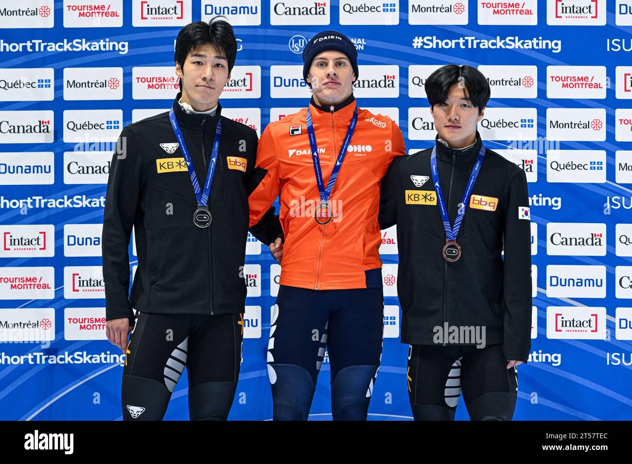 MONTREAL, KANADA - 29. OKTOBER: Kurzstreckenfahrer mit Medaillen während der ISU 2. World Cup Short Track in der Maurice Richard Arena am 29. Oktober 2023 in Montreal, Kanada (Foto: /Orange Pictures) Stockfoto