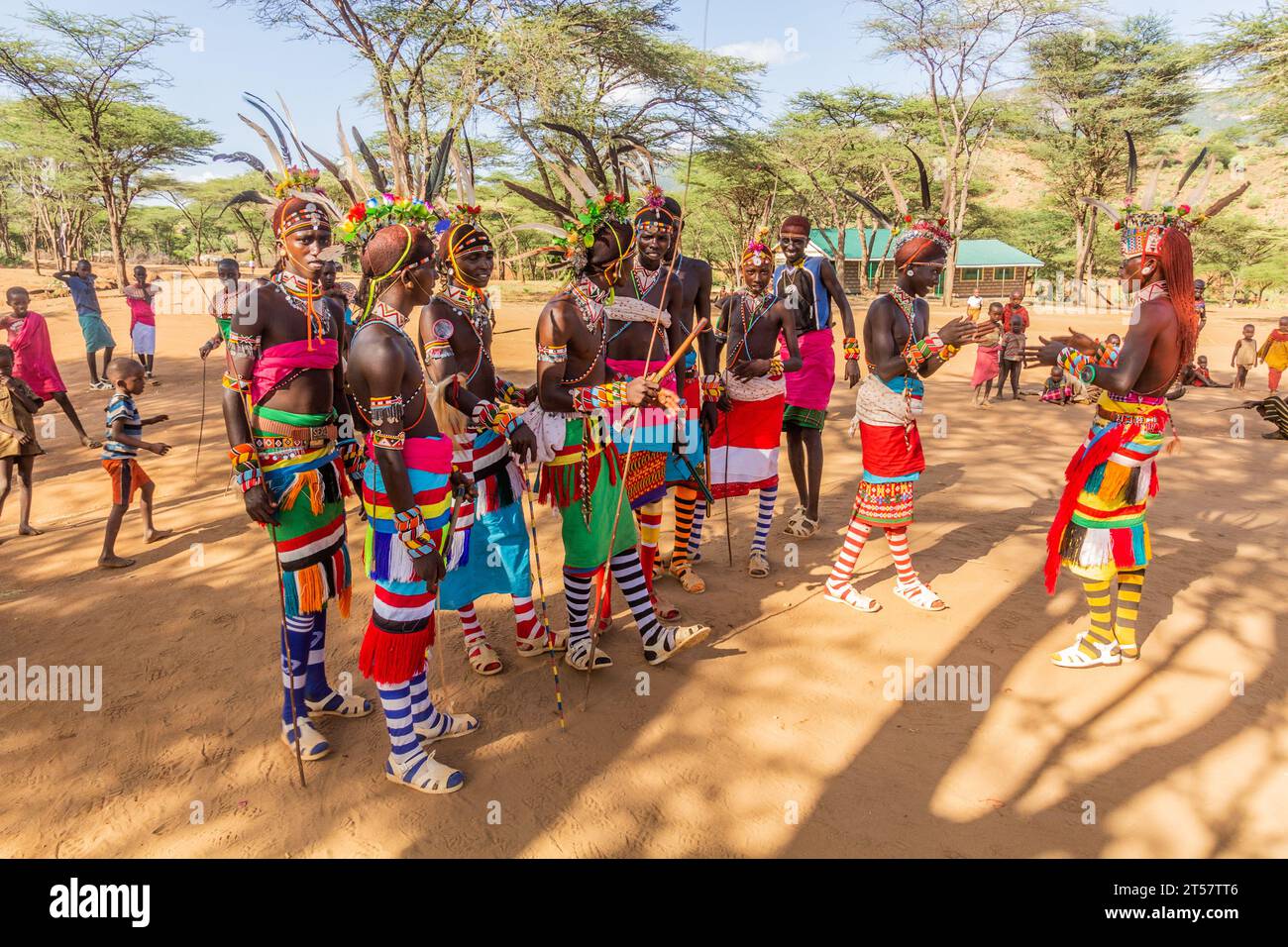 SOUTH HORR, KENIA - 12. FEBRUAR 2020: Gruppe junger Männer aus Samburu, die nach ihrem Zirkus mit bunten Kopfschmuck aus Straußenfedern tanzen Stockfoto