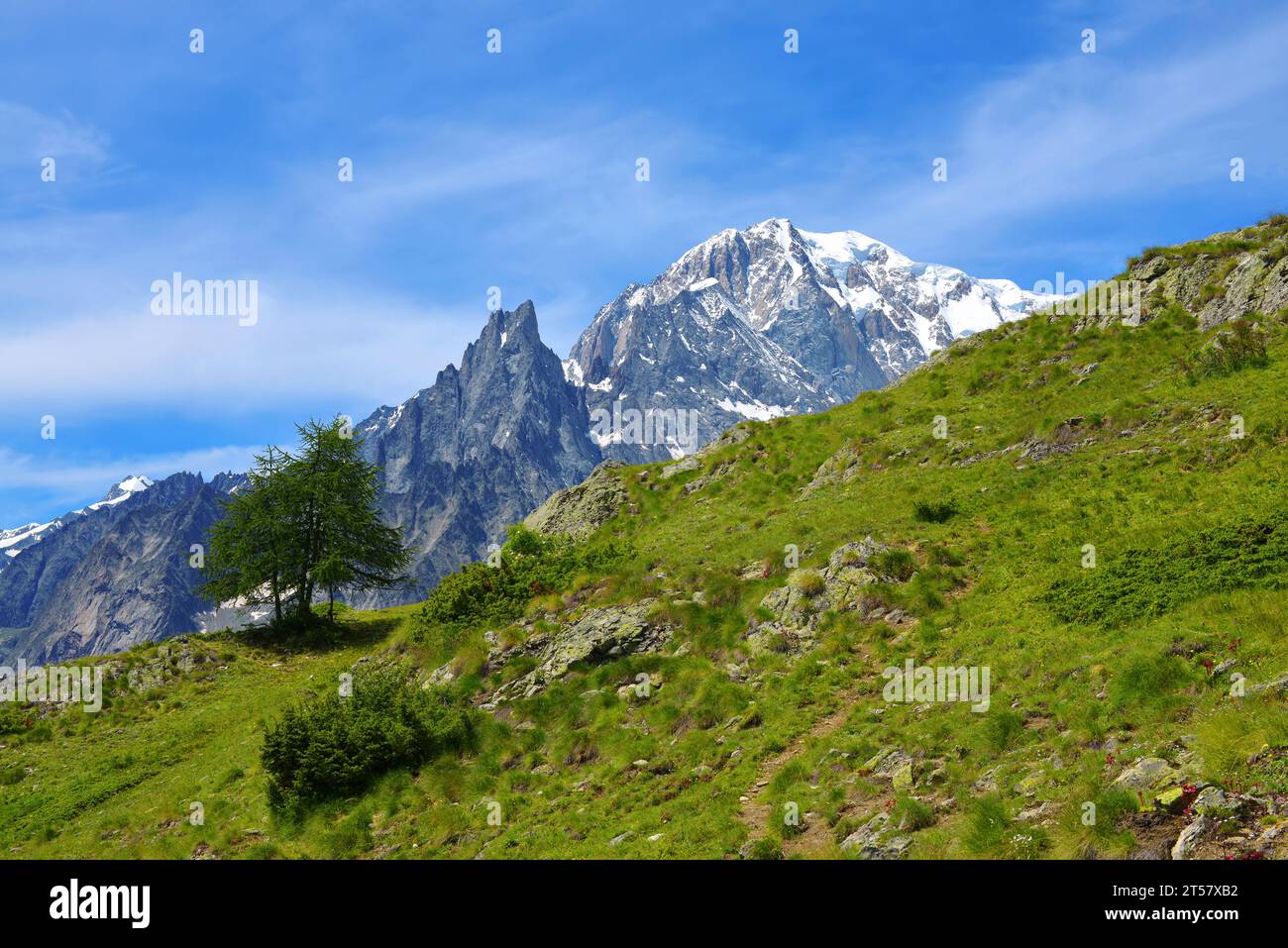 Blick auf den Mont Blanc (Monte Bianco) bei sonnigem Tag. Berglandschaft im Aostatal, Italien. Stockfoto