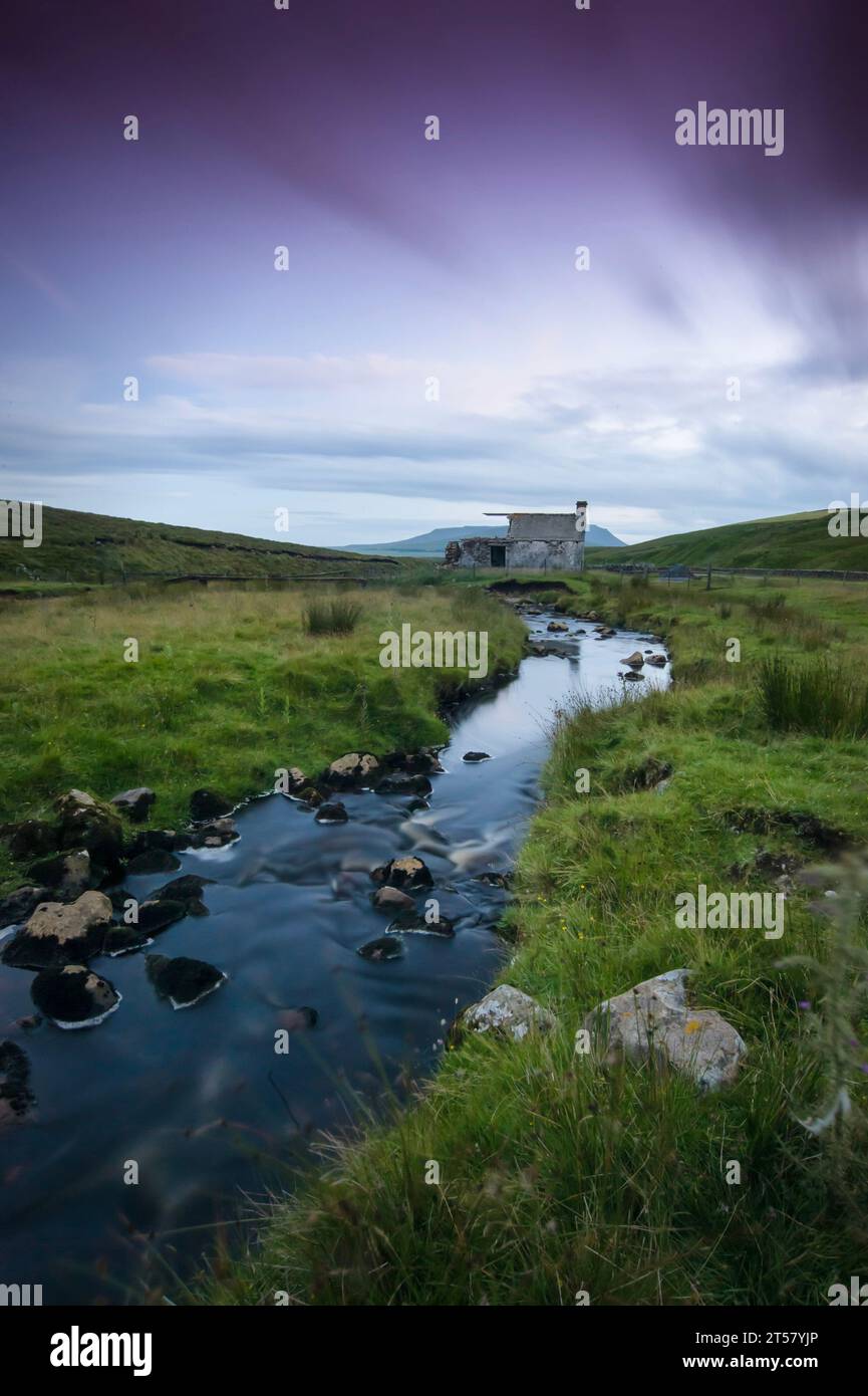 Alte Schießhütte und Gale Beck, der Yorkshire Dales National Park, Großbritannien. Stockfoto