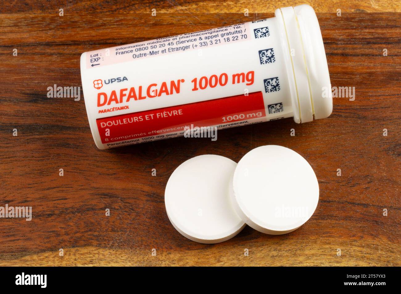 Packung mit Brausetabletten der Marke Dafalgan in 1000 mg, hergestellt von Upsa Labors. Nahaufnahme, auf einem Holztisch. Stockfoto