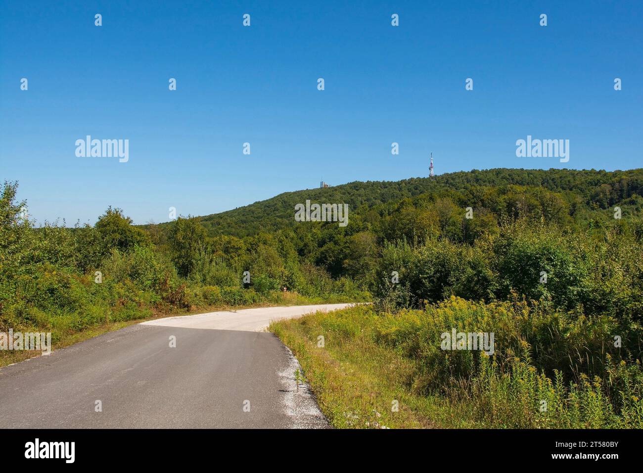 Die ländliche Sommerlandschaft im Nationalpark Petrova Gora in Karlovac, Zentralkroatien. Der Veliki Petrovac Hügel liegt im Hintergrund. Anfang September Stockfoto