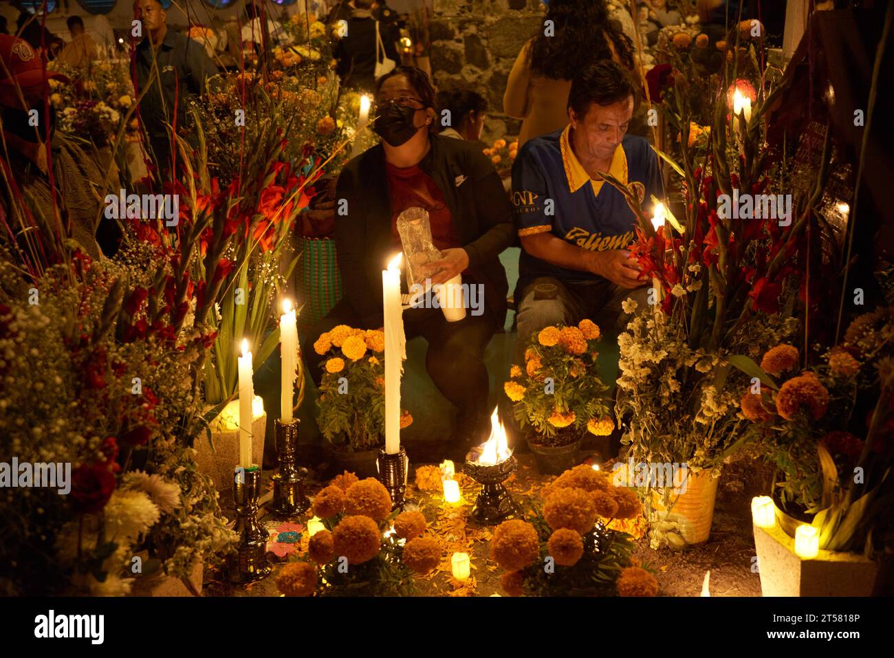 Nicht exklusiv: 2. November 2023, Mexiko-Stadt, Mexiko: Verwandte schmücken die Gräber mit Cempasuchil-Blumen und beleuchten die Gräber ihrer Liebsten Stockfoto