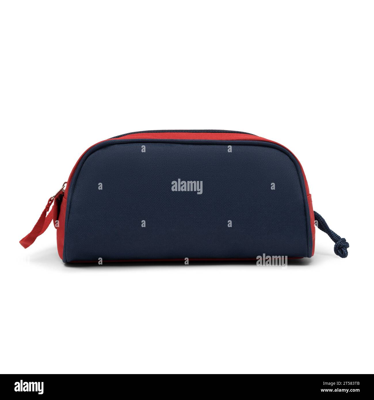 Reisezubehör – Toilettentasche mit Reißverschluss, leere Handtasche, Rückansicht, Schneideweg isoliert auf weißem Hintergrund. Modell, rote Farbe. Stockfoto