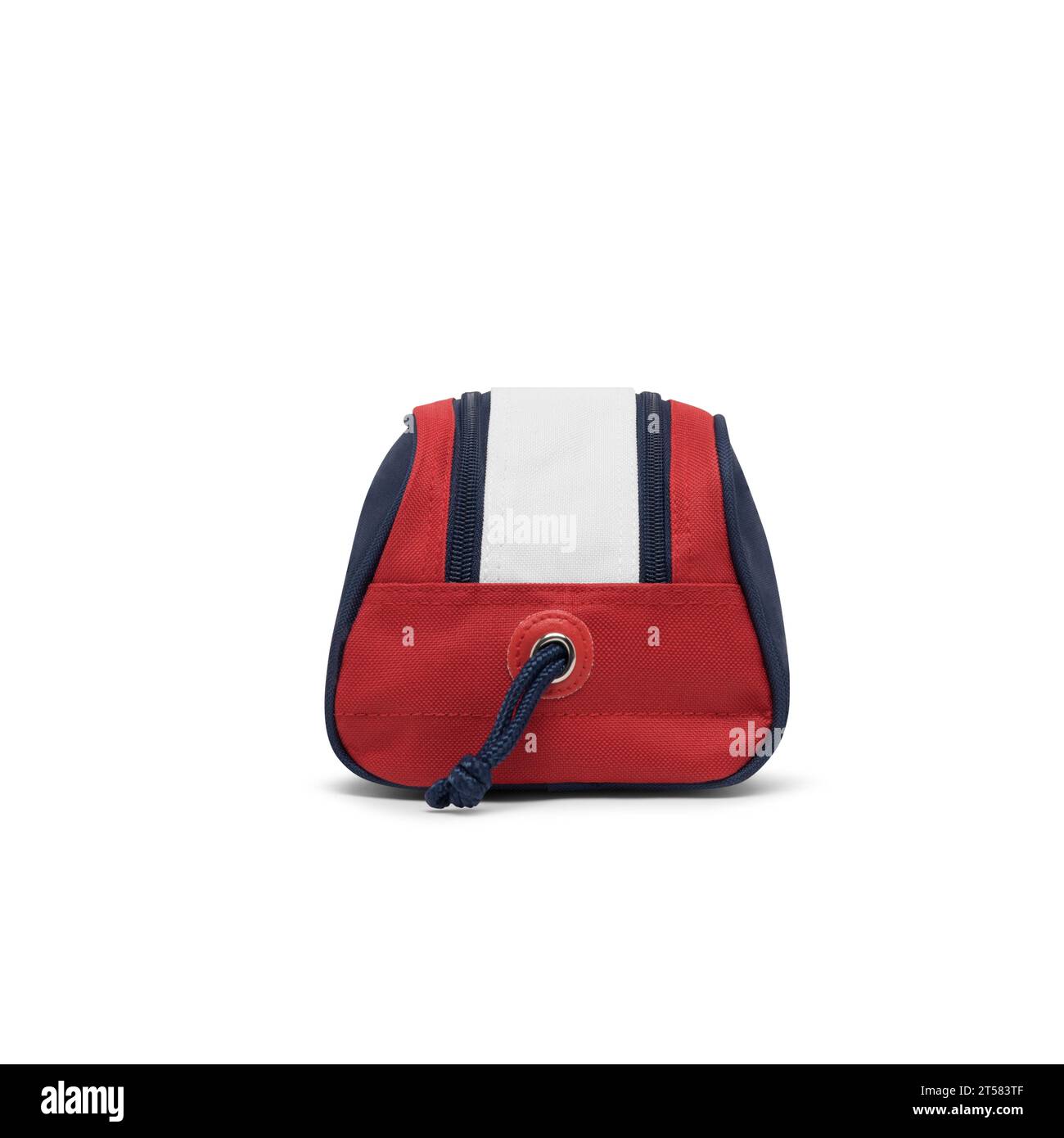 Reisezubehör – Toilettentasche mit Reißverschluss, leere Handtasche, Seitenansicht, Schneideweg isoliert auf weißem Hintergrund. Modell, rote Farbe. Stockfoto