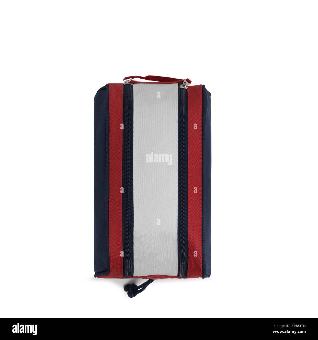 Reisezubehör – Toilettentasche mit Reißverschluss, leere Handtasche, Ansicht von oben, Schneideweg isoliert auf weißem Hintergrund. Modell, rote Farbe. Stockfoto