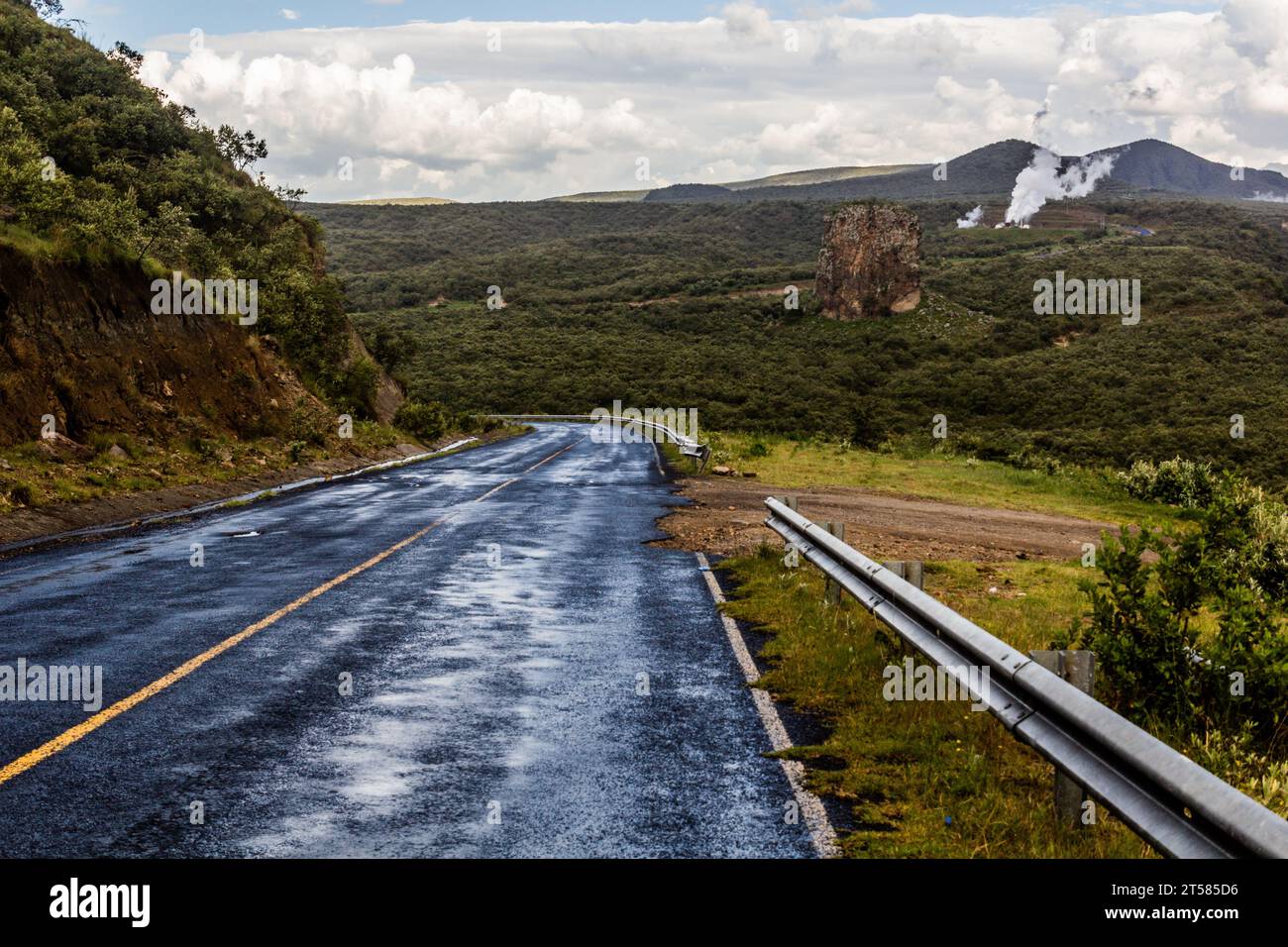 Asphaltierte Straße im Hell's Gate National Park, Kenia Stockfoto