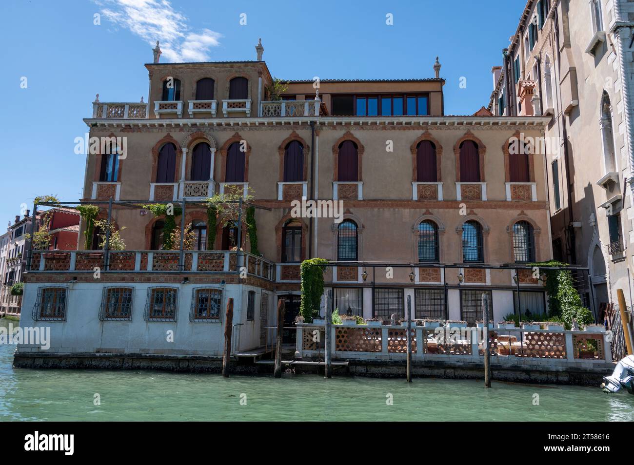 Das im maurischen Stil gestaltete Hotel Palazzo Stern am Ufer des Canale Grande in Venedig in der Region Veneto in Norditalien war der zweistöckige Palast Stockfoto