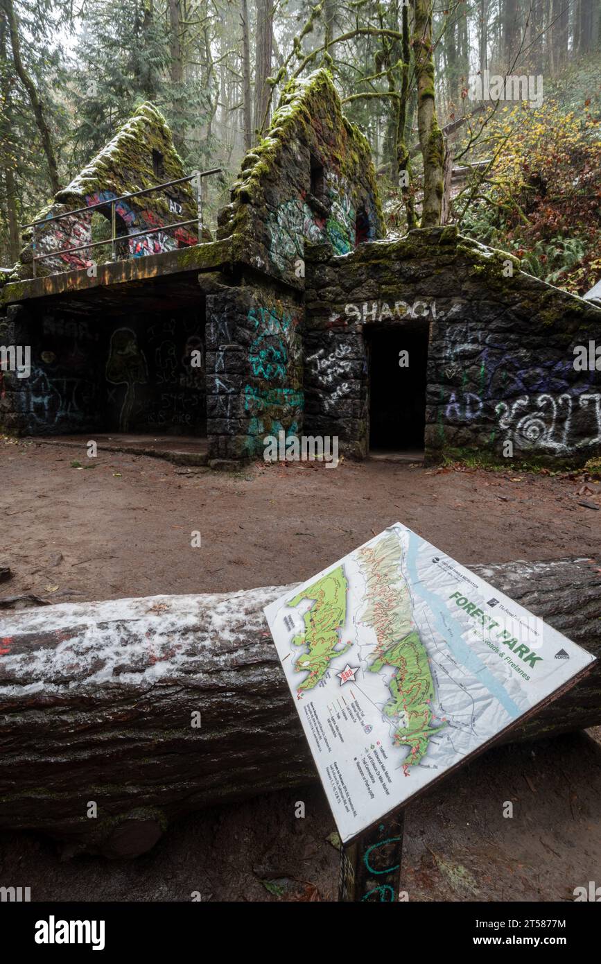 Altes öffentliches Bad, bekannt als „Witch's Castle“, im Portland Oregon Forest Park. Stockfoto