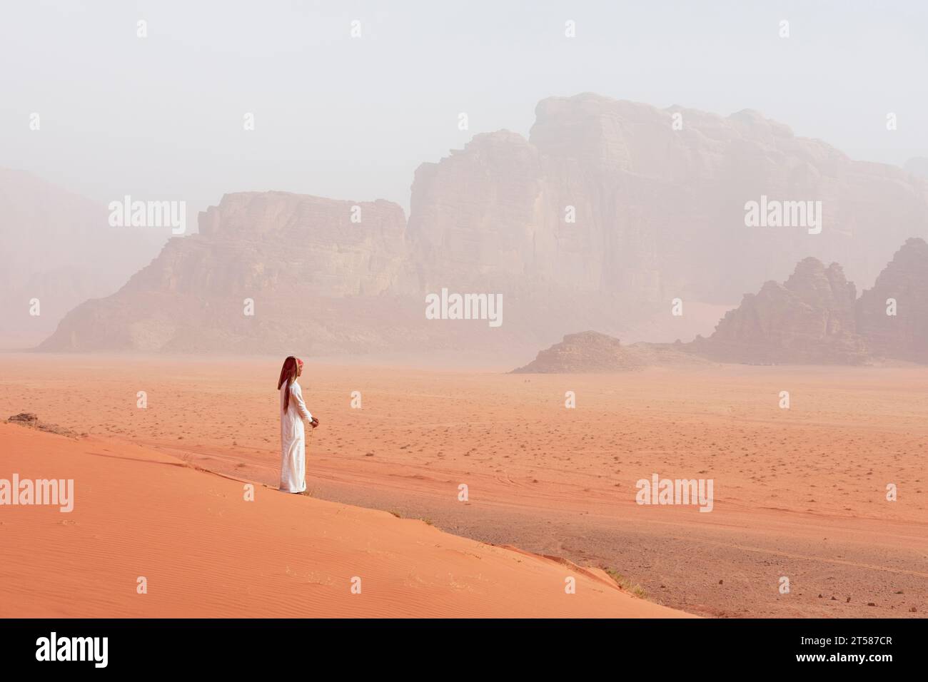 Beduinen stehen auf Sanddünen und blicken auf Wadi Rum, Aquaba und Jordanien Stockfoto