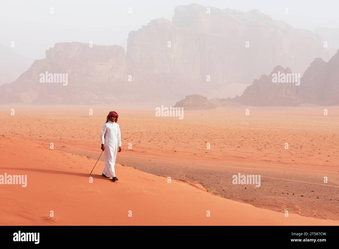 Beduinen gehen auf Sanddünen und blicken auf Wadi Rum, Aquaba und Jordanien Stockfoto