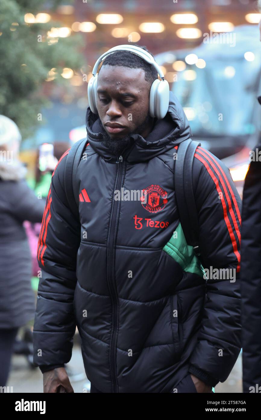 Aaron Wan-Bissaka von Manchester United in Stockport Station vor dem frühen Auftakt von man United gegen Fulham morgen (Freitag, 3. November 2023). (Foto: Pat Isaacs | MI News) Credit: MI News & Sport /Alamy Live News Stockfoto