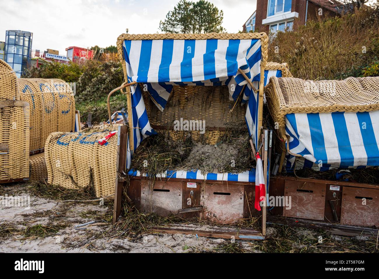 Zerstörte Strandkörbe in Kiel Schilksee nach einer Sturmflut im Herbst *** zerstörte Liegen in Kiel Schilksee nach Sturmflut im Herbst Credit: Imago/Alamy Live News Stockfoto