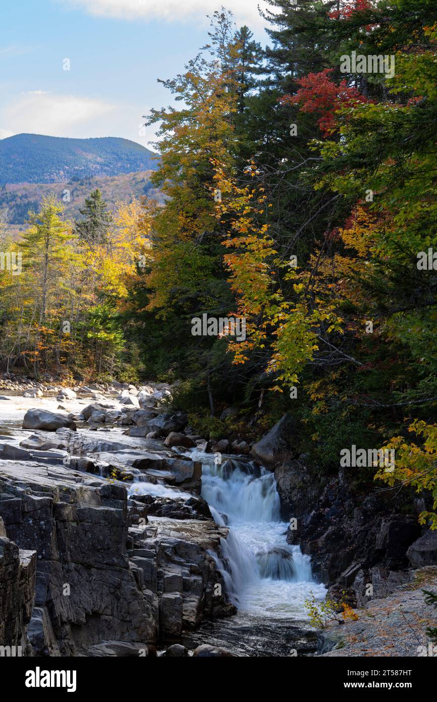 Der Kancamagus Highway ist eine 34,5 km lange malerische Fahrt entlang der NH's Rt. 112 im Norden von New Hampshire, bekannt als einer der besten Herbstwettbewerbe Stockfoto