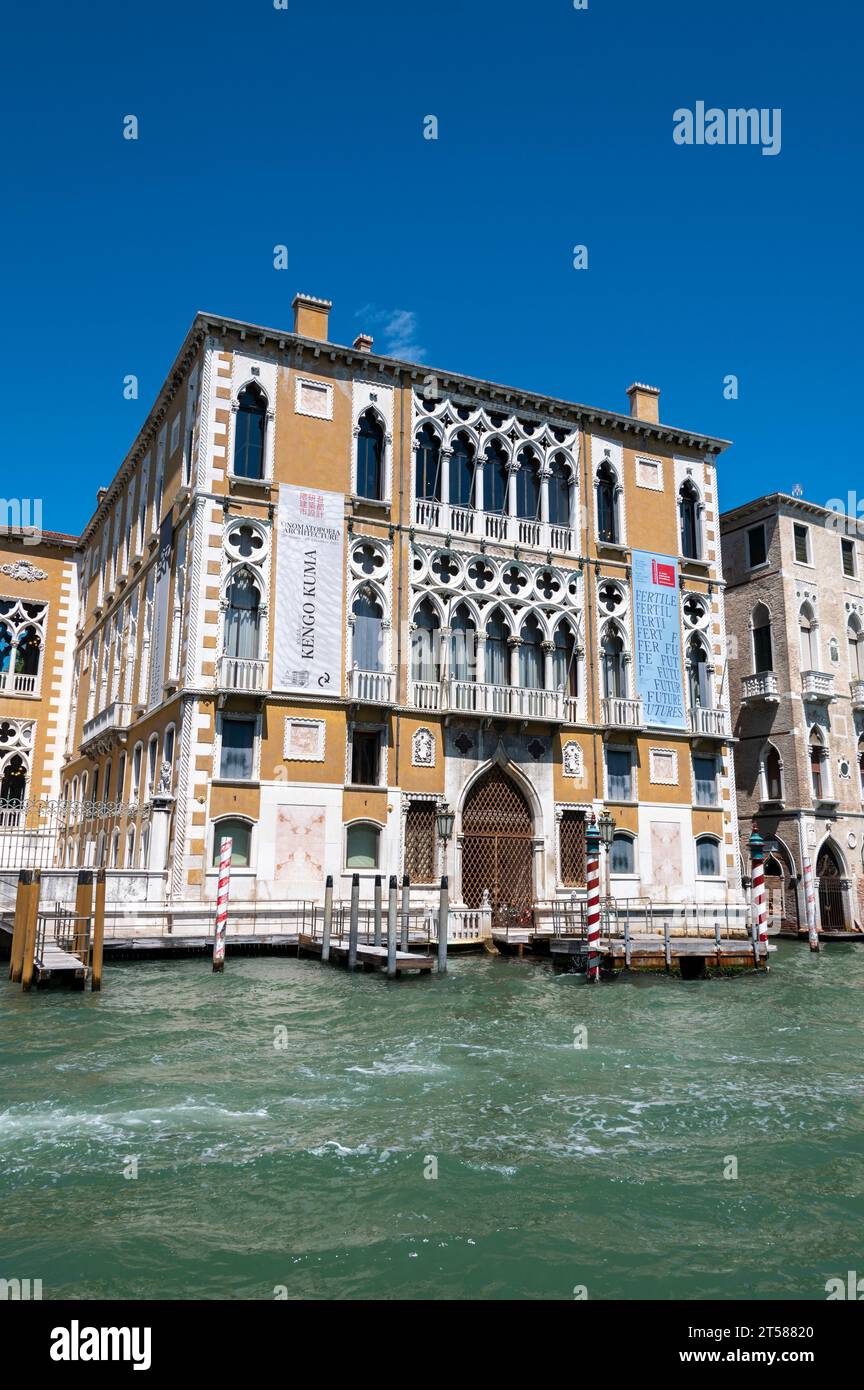 Der Palazzo Cavalli-Franchetti wurde 1565 in gotischer Architektur entworfen. Es liegt neben der Holzbrücke - Ponte dell'Accademia) auf der Th Stockfoto