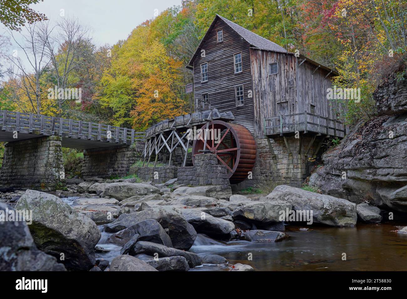 Babcock State Park und Glade Creek Grist Mill in West Virginia im Herbst Stockfoto