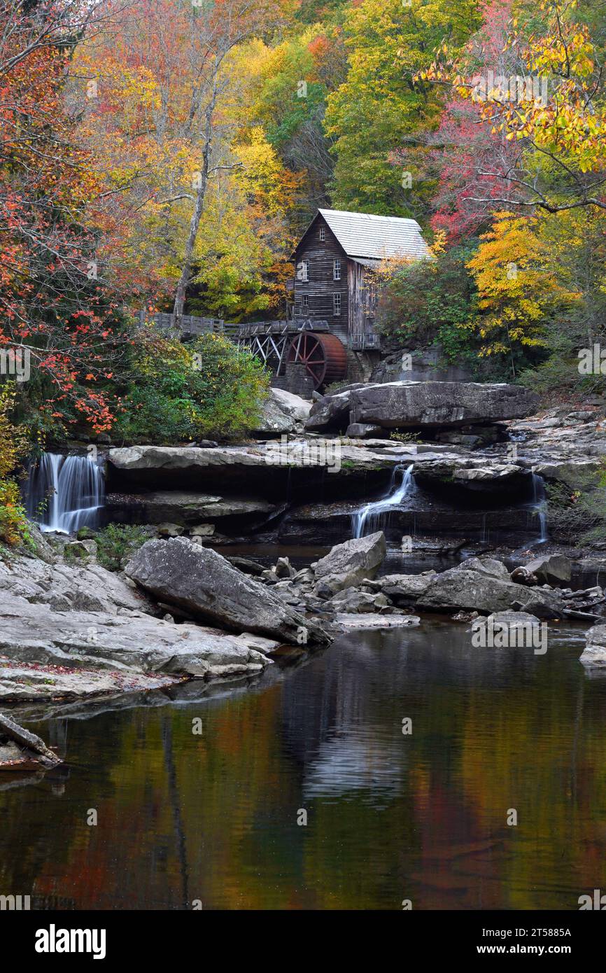Glade Creek Grist Mill im Babcock State Park in West Virginia im Herbst mit Reflexion Stockfoto