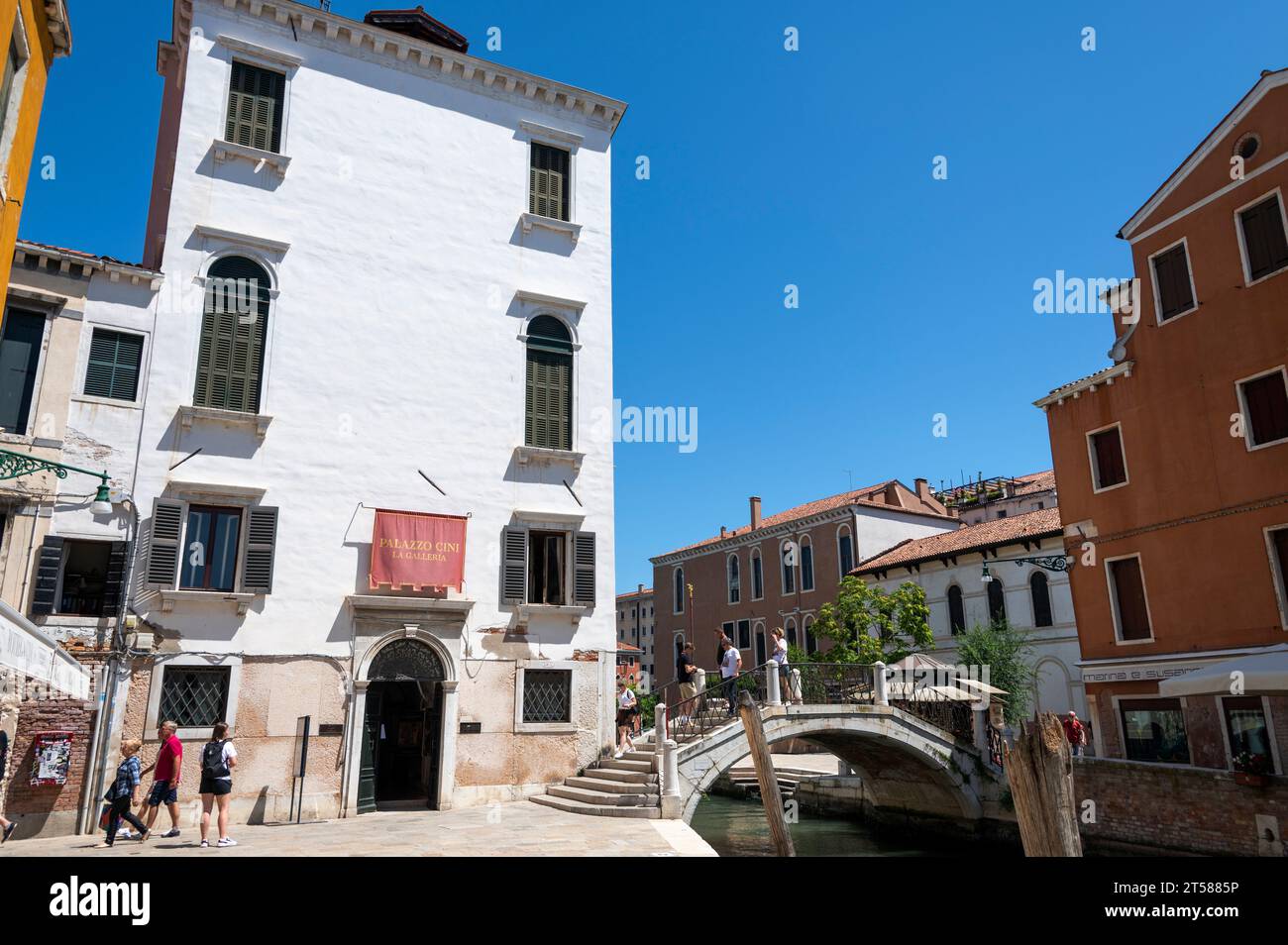 Palazzo Loredan Cini La Galleria ist ein gotischer Palast in der Nähe des Palazzo Balbi Valier und gegenüber dem Rio San Vio, der in die nahe gelegene GRA führt Stockfoto