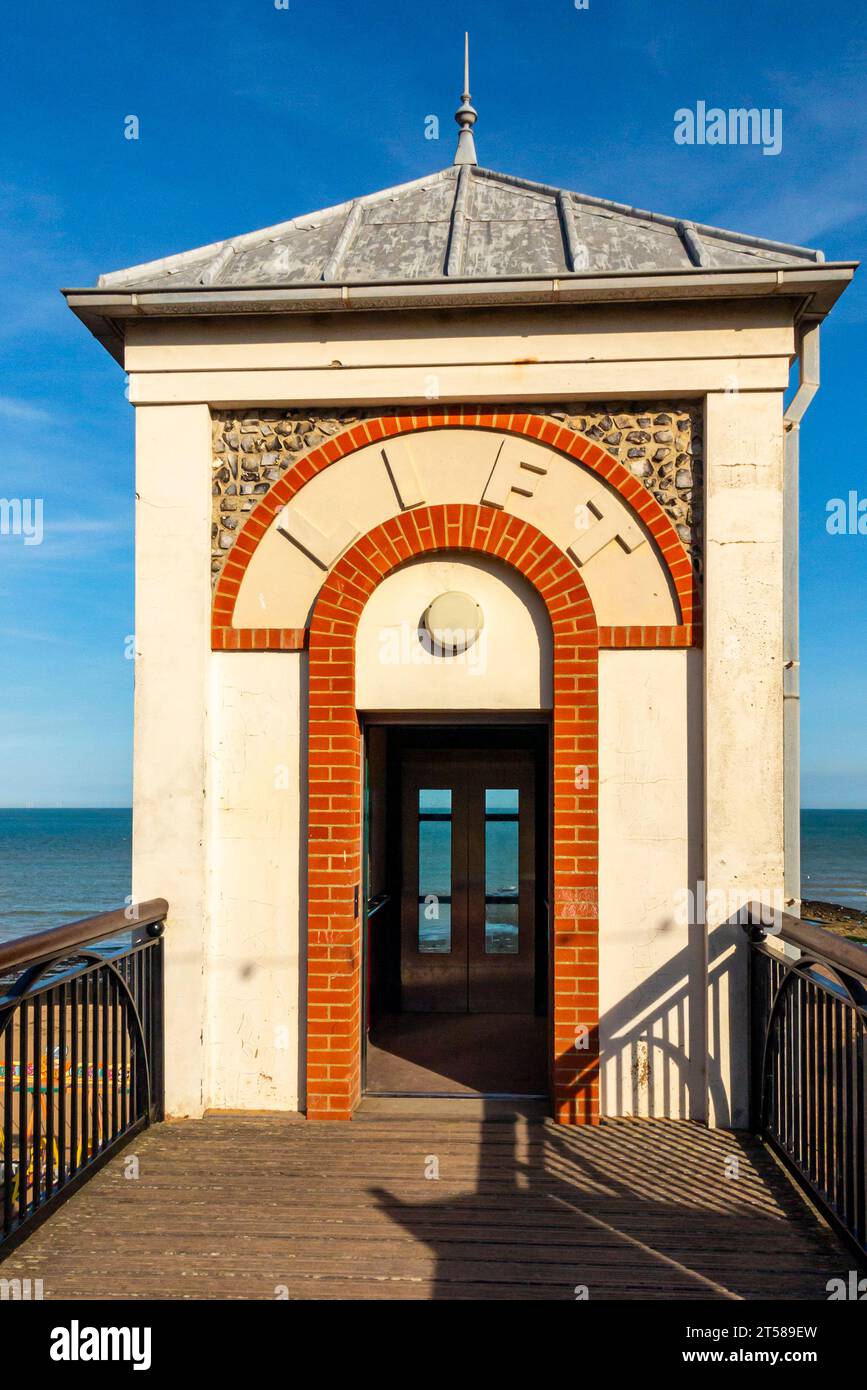 Eintritt zum öffentlichen Aufzug von der Klippe zum Strand der Viking Bay in Broadstairs, Thanet, Kent, England, Großbritannien, der 2000 erbaut wurde. Stockfoto