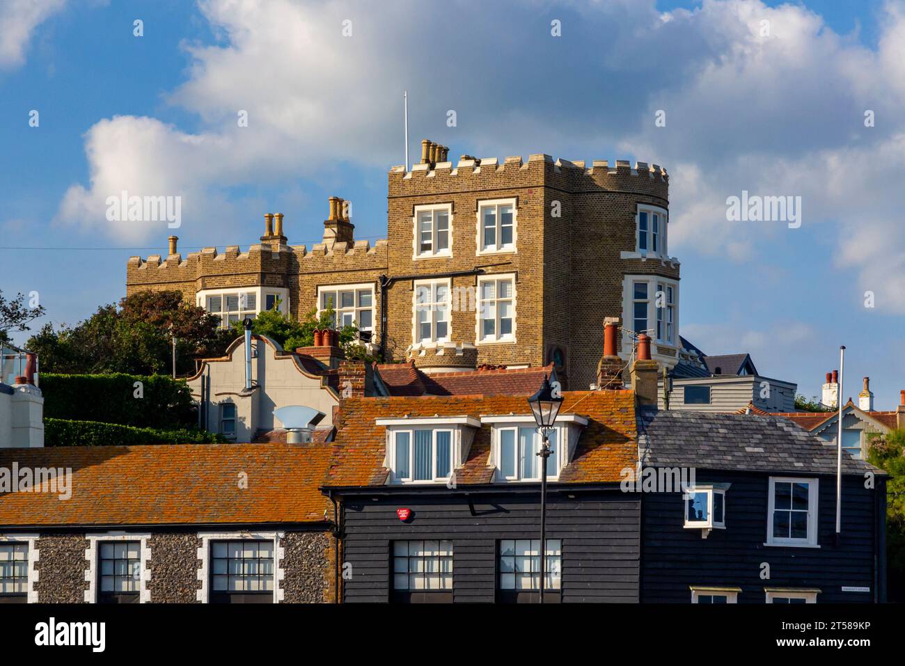 Gebäude in Broadstairs, Thanet, Kent, England, Großbritannien, mit Bleak House in Verbindung mit Charles Dickens, sichtbar auf der Klippe. Stockfoto