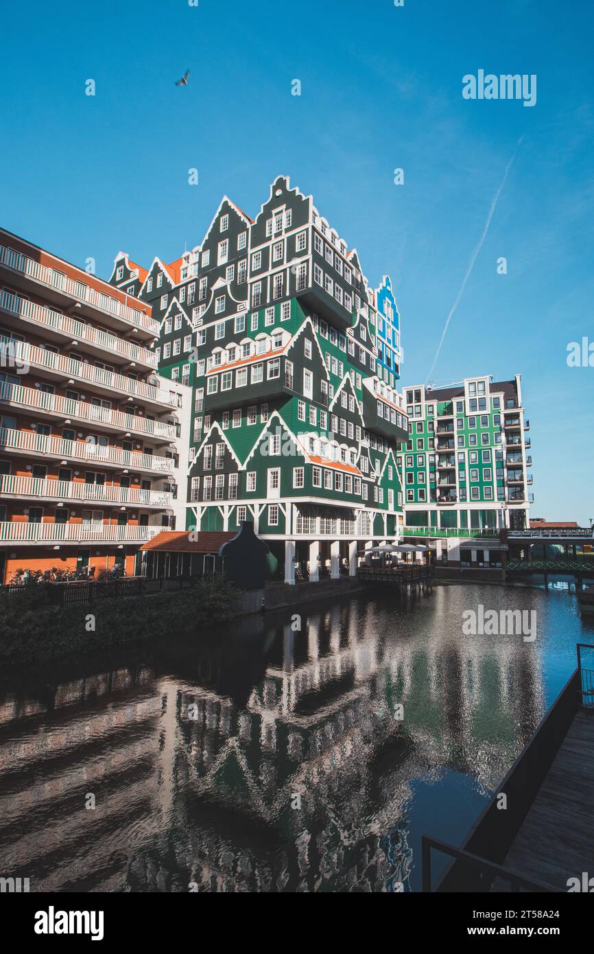 Bunte und ungewöhnliche Häuser in Zaandam. Märchenhafte Gebäude mit kindlichen Motiven. Einzigartige niederländische Architektur. Stockfoto