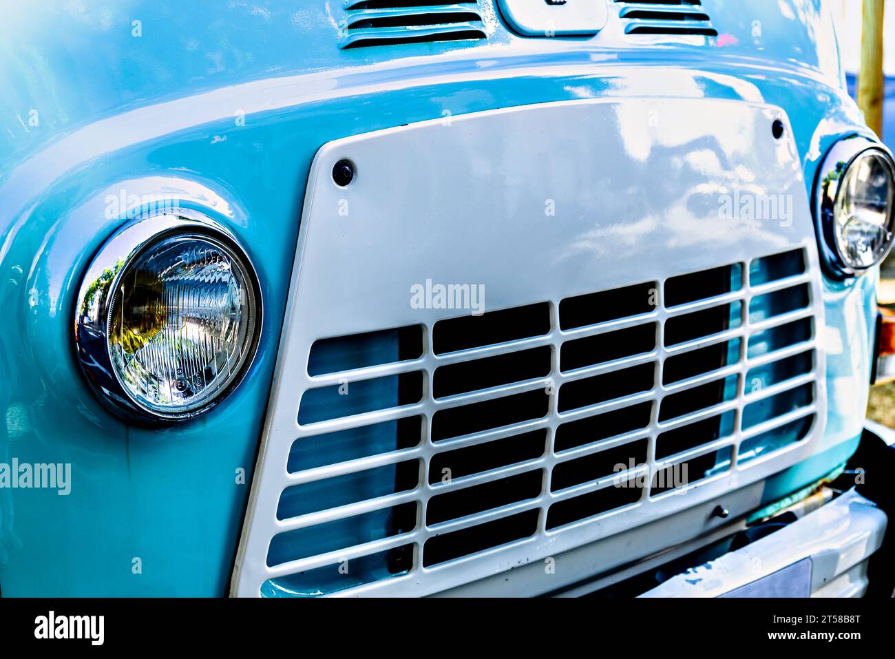 Detail der Scheinwerfer eines alten Autos, eines Klassikers, eines Retro-Fahrzeugs Stockfoto