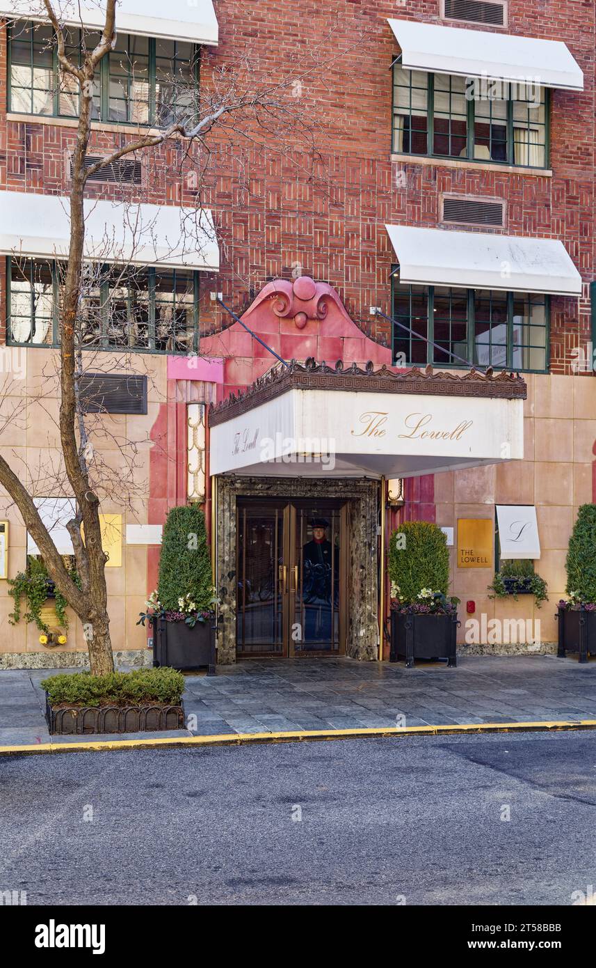 Das zum Boutique-Hotel umgewandelte Apartmenthotel Lowell hat eine verglaste Terrakotta-Fassade im Erdgeschoss und Backsteinfelder im zweiten Stock. Stockfoto