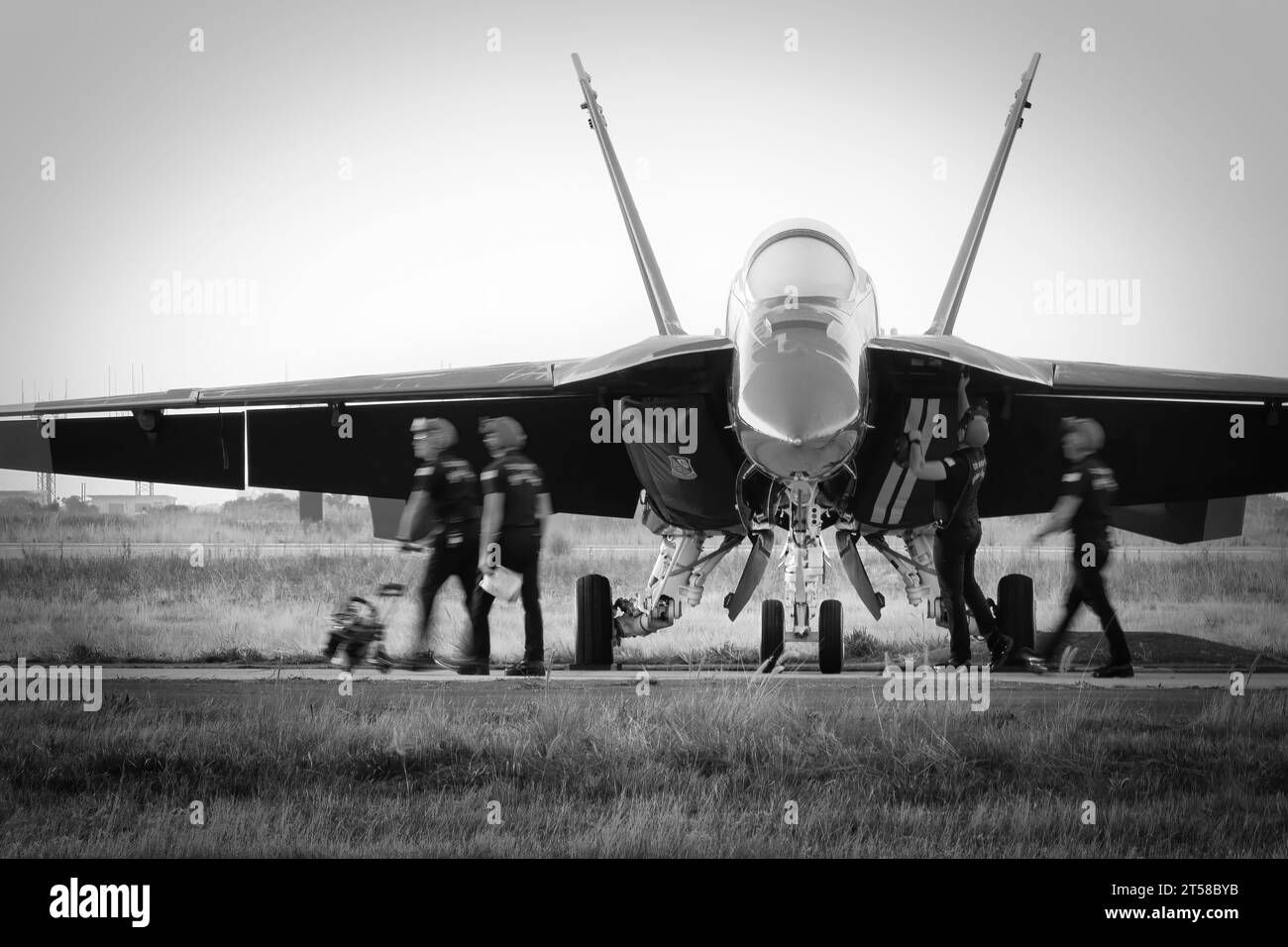 Die Besatzung der Blue Angels der US Navy arbeitete vor der amerikanischen Airshow in Miramar, Kalifornien. Stockfoto