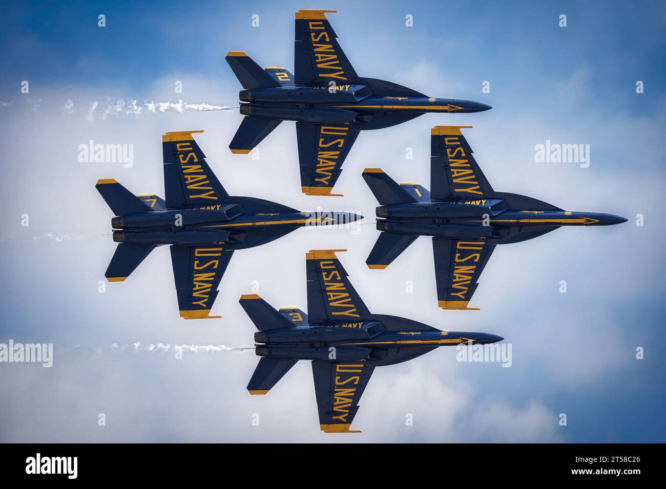 Die US Navy Blue Angels in der Diamantenformation auf der amerikanischen Airshow 2023 in Miramar, Kalifornien. Stockfoto