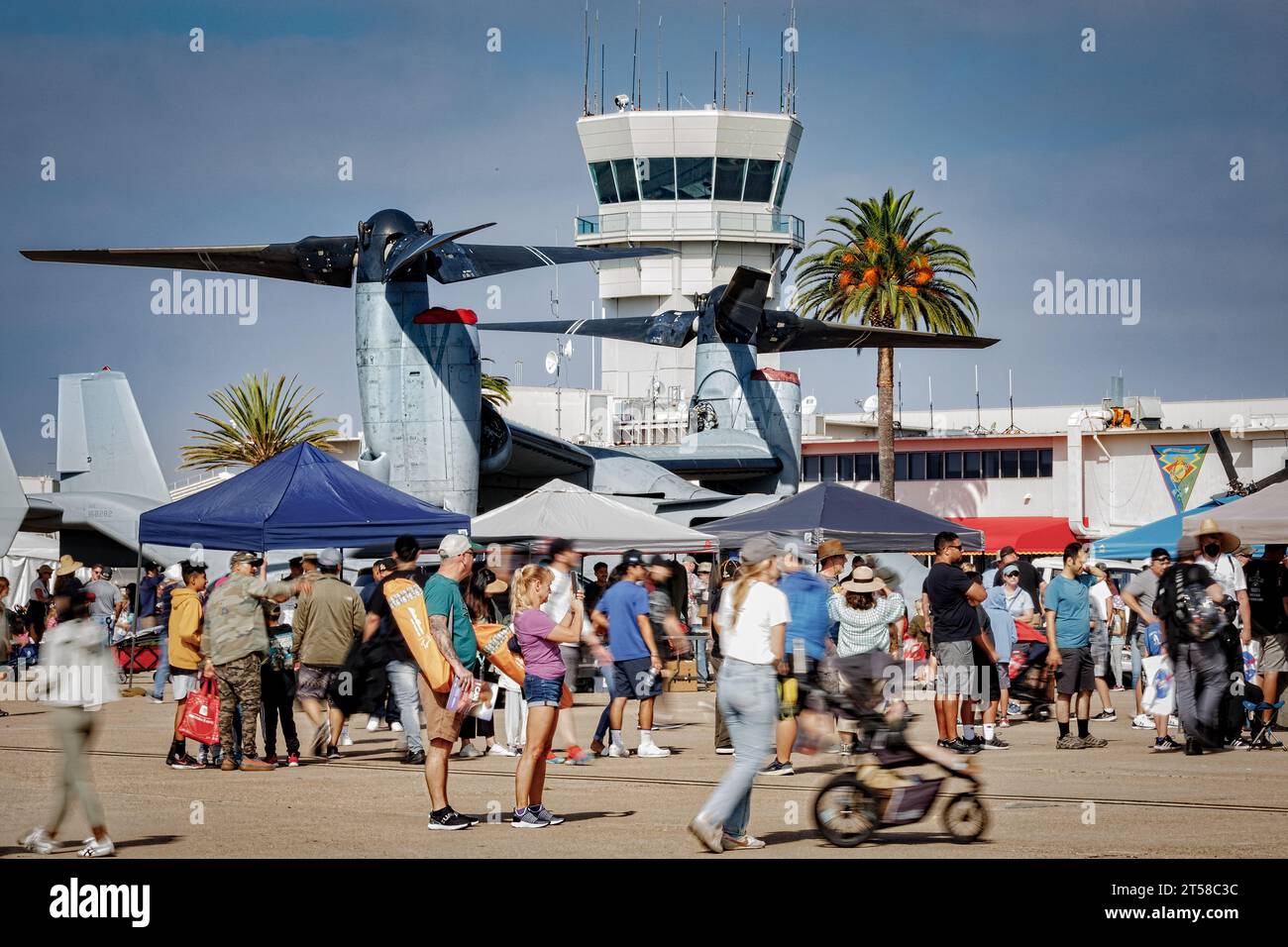 Die Propeller eines V-22 Osprey heben sich auf der amerikanischen Airshow 2023 in der Menge der Luftfahrtbegeisterten hervor. Stockfoto