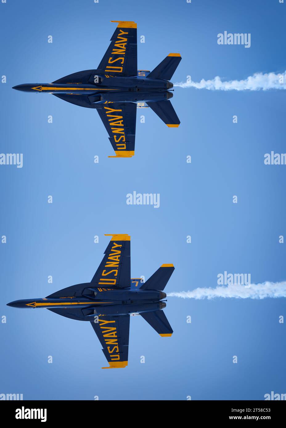 Blue Angels Nummer fünf und sieben fahren auf der amerikanischen Airshow 2023 in Miramar, Kalifornien. Stockfoto