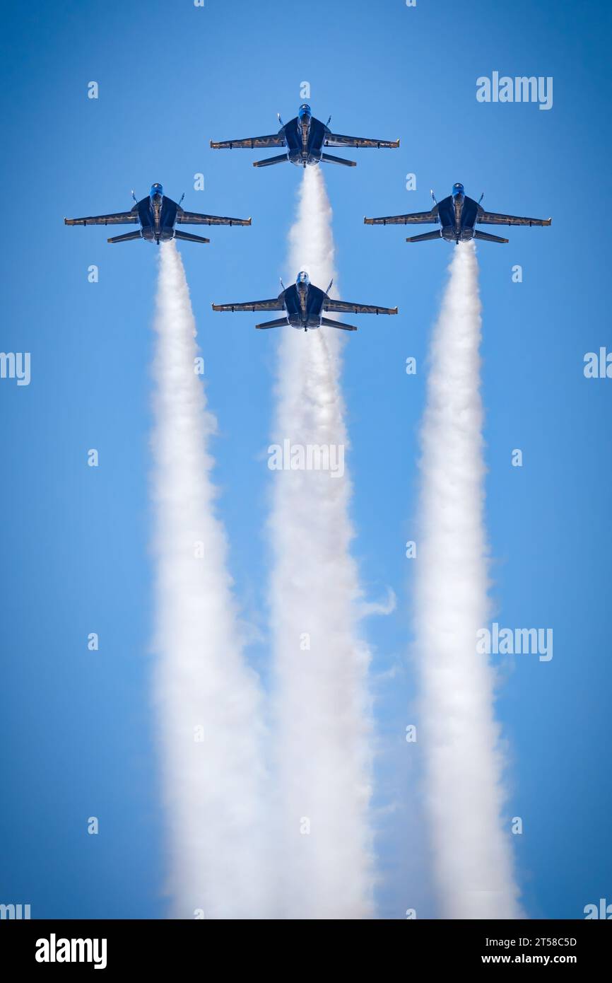 Die Blue Angels, mit Rauch in der Diamantenformation, auf der amerikanischen Airshow 2023 in Miramar, Kalifornien. Stockfoto