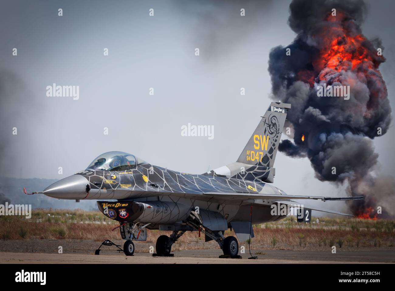 Behing an einem F-16 Falken des Viper Demo Teams ist eine Explosion der Marine Air Ground Task Force (MAGTF) auf der amerikanischen Airshow 2023 in Miramar, Kalifornien Stockfoto